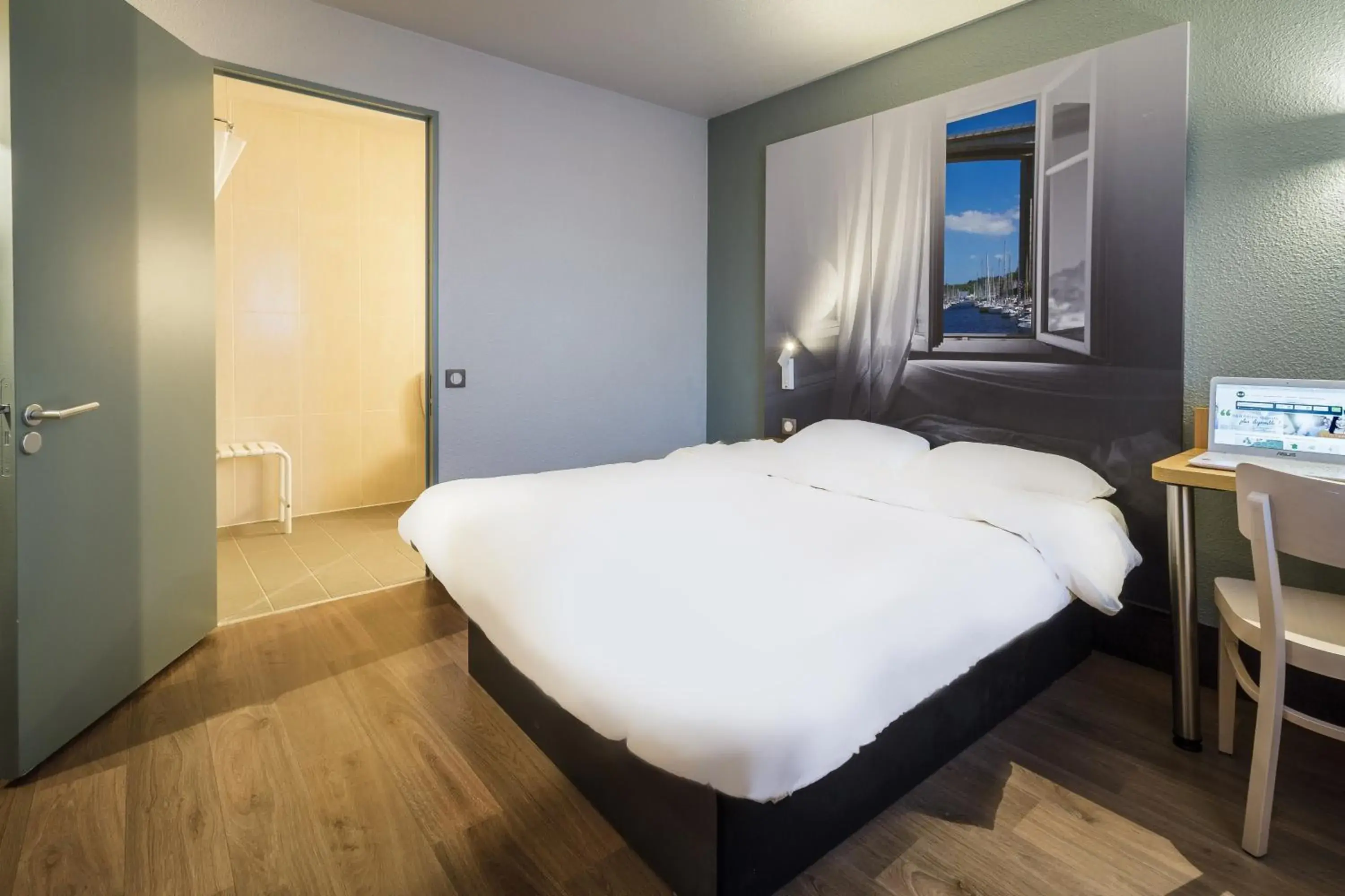 Double Room - Disability Access in B&B HOTEL Saint-Brieuc Double Room - Disability Access in B&B HOTEL Saint-Brieuc