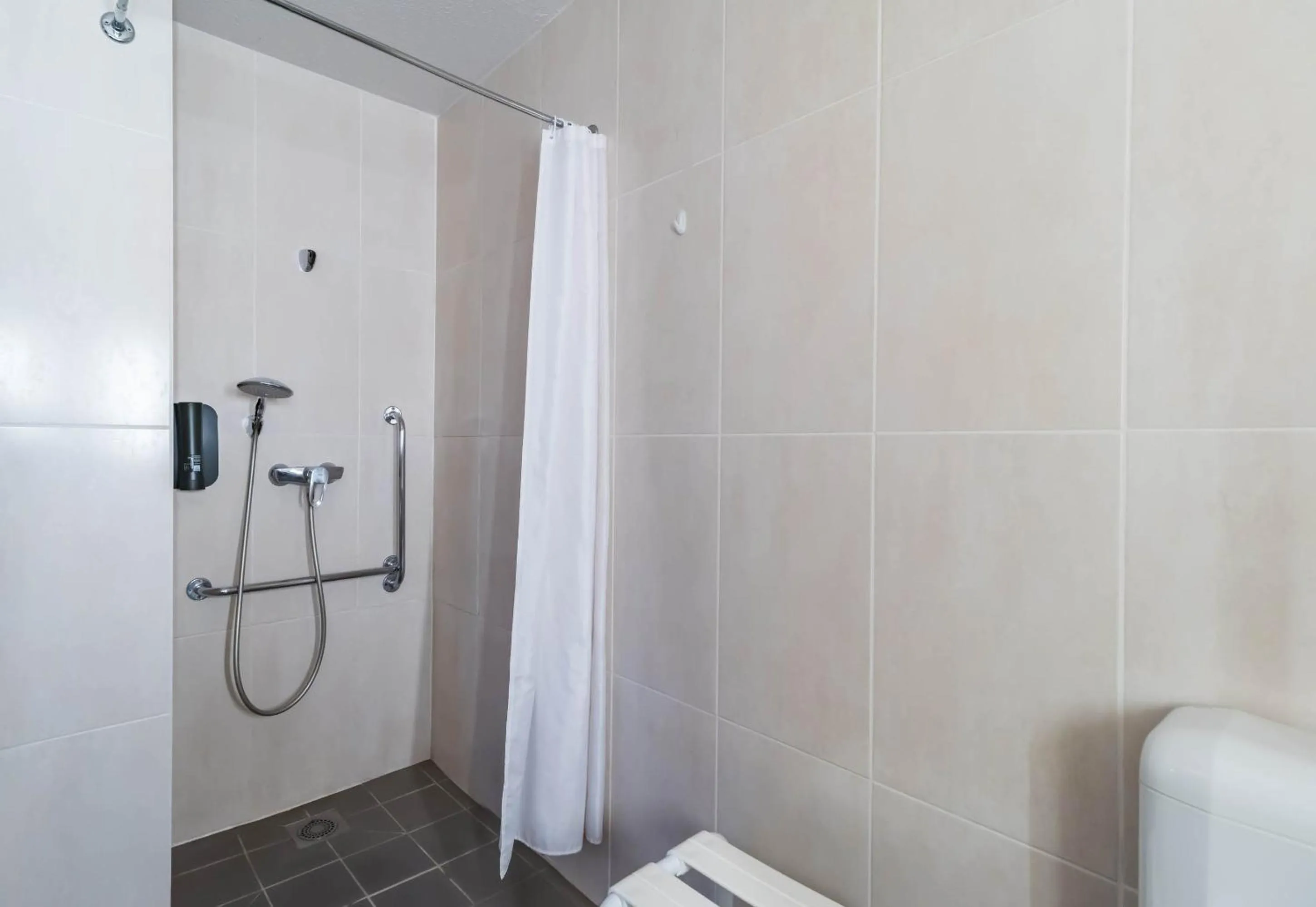 Bathroom in B&B HOTEL Saint-Brieuc