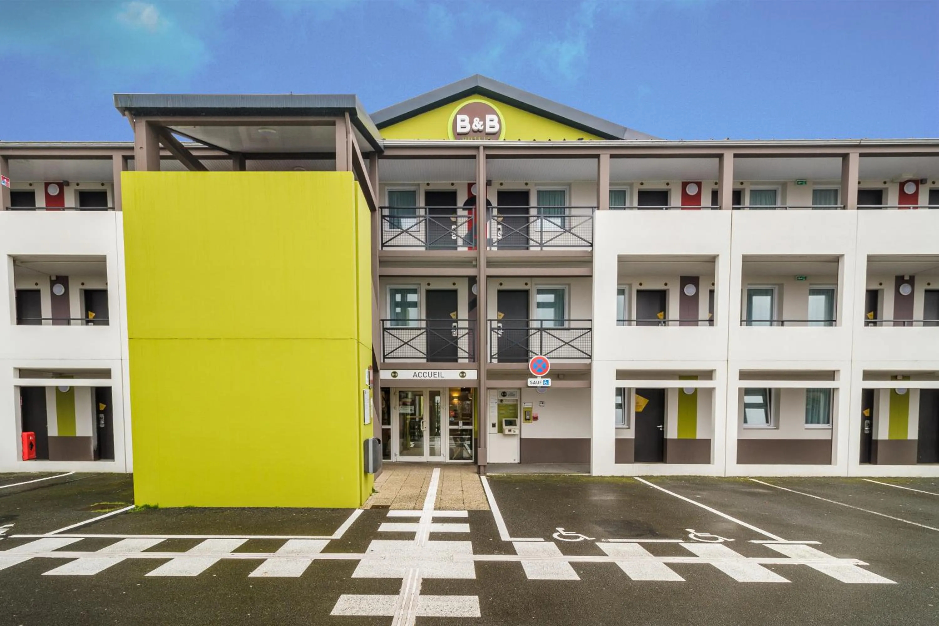 Facade/entrance in B&B HOTEL Saint-Brieuc