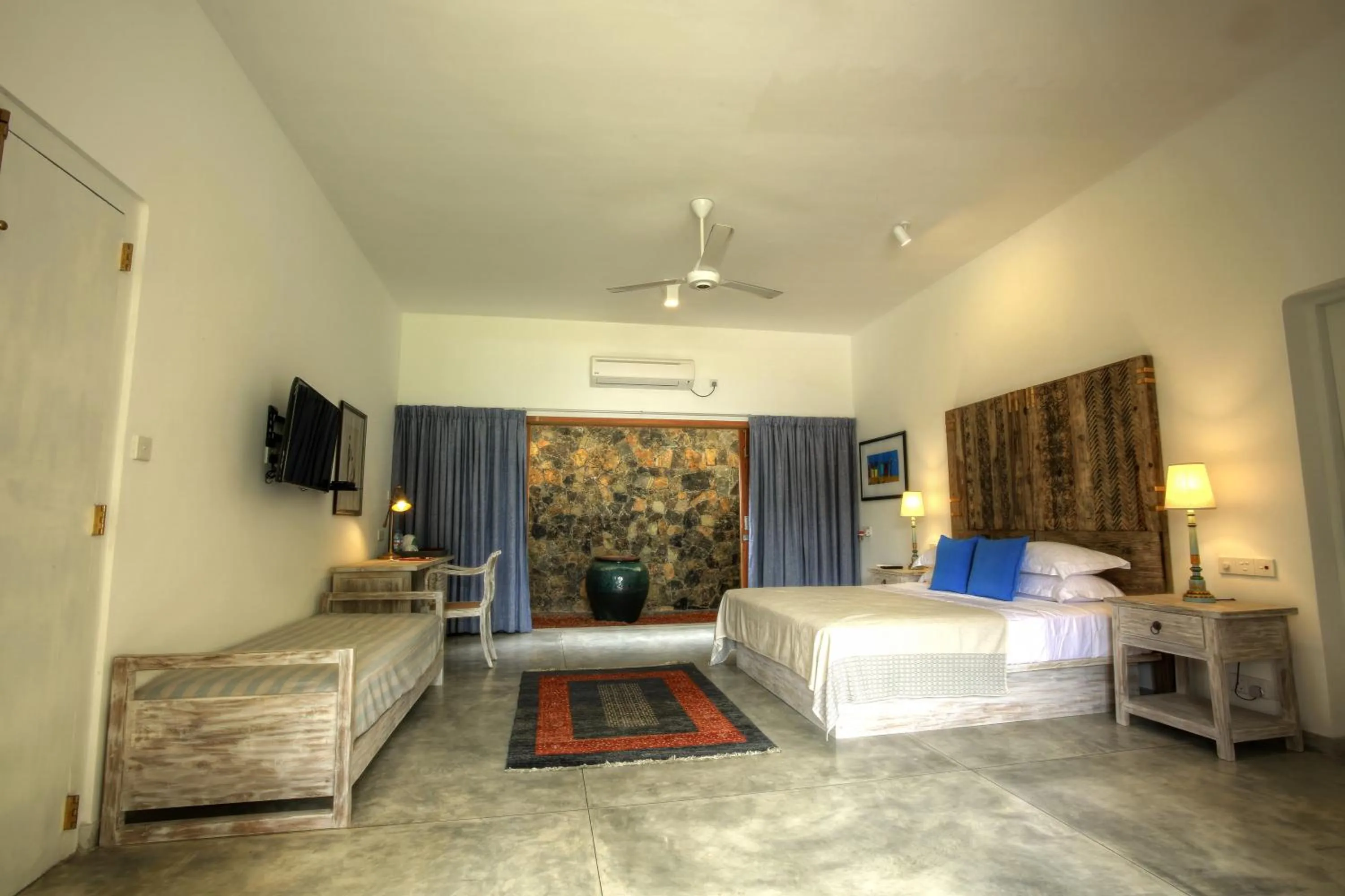 Bed in Villa Saffron Hikkaduwa