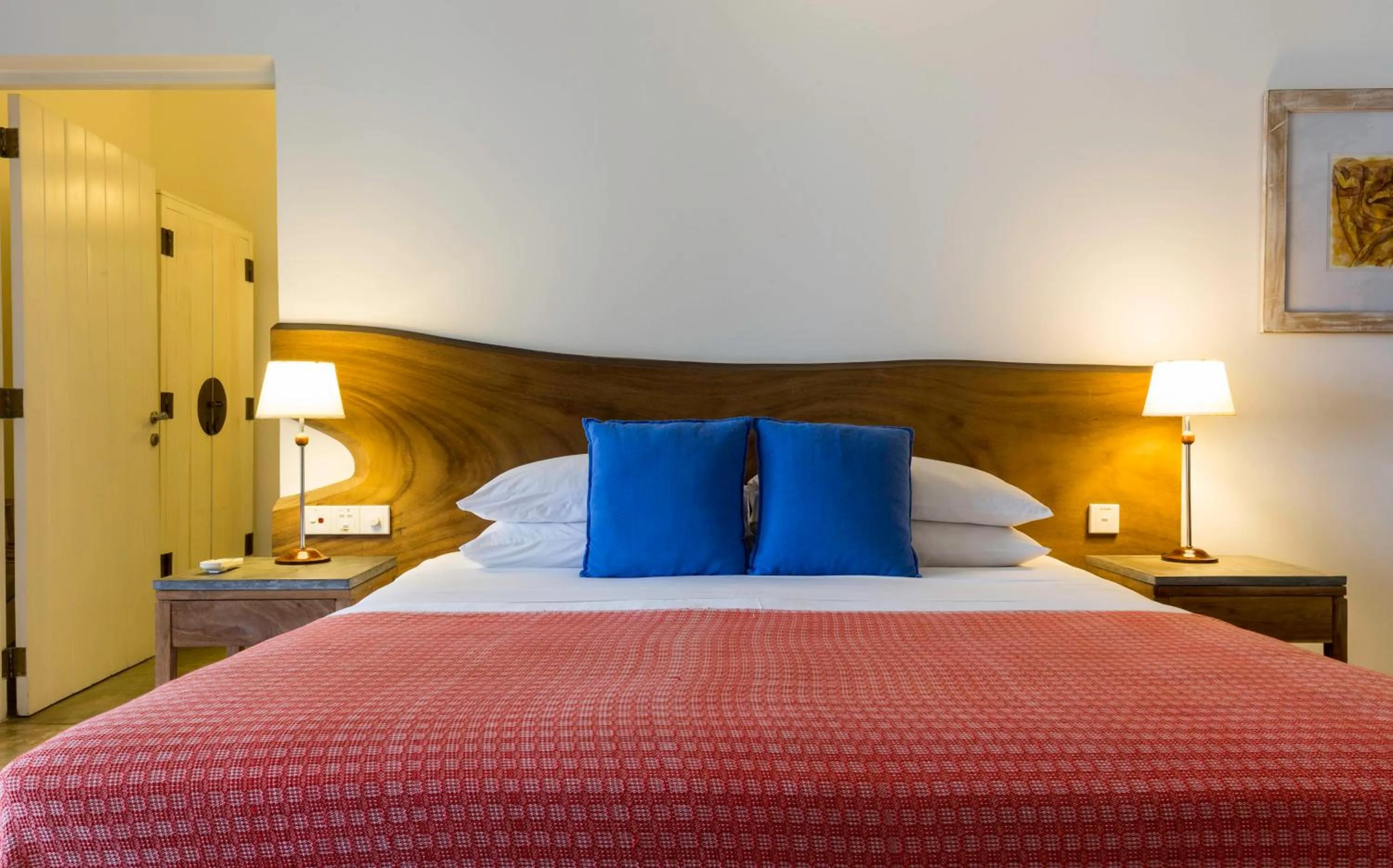 Bed in Villa Saffron Hikkaduwa