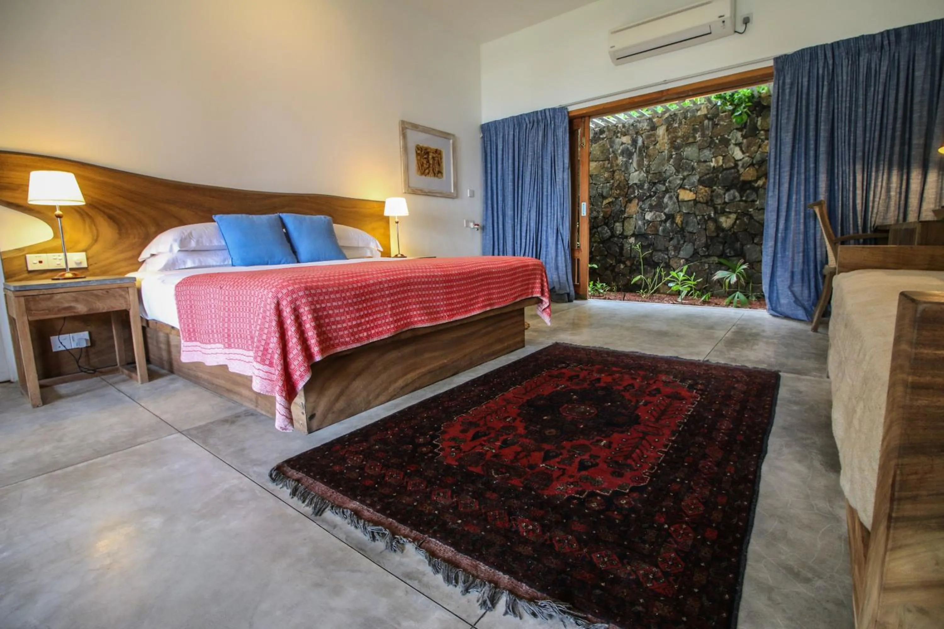 Bed in Villa Saffron Hikkaduwa