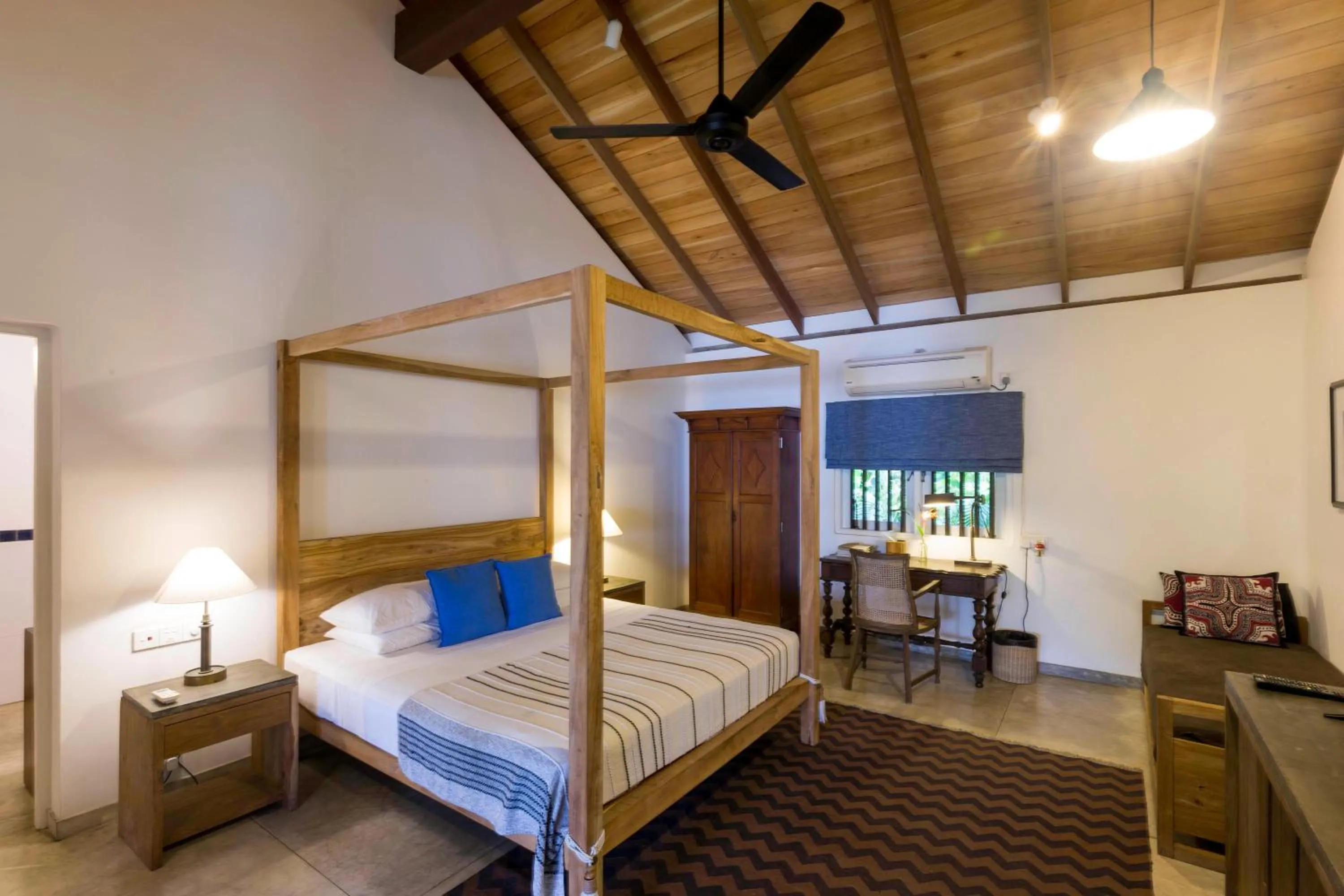 Bed in Villa Saffron Hikkaduwa