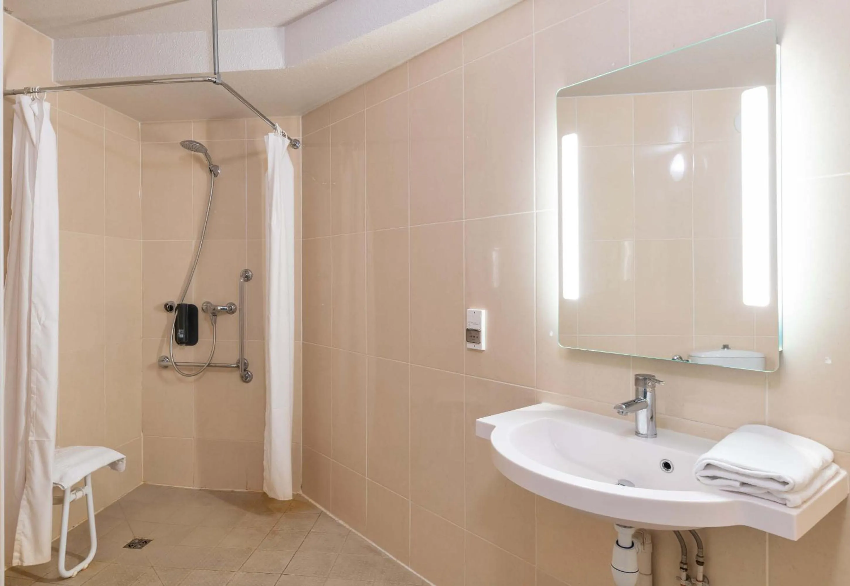 Bathroom in B&B HOTEL Lyon Grand Stade Meyzieu