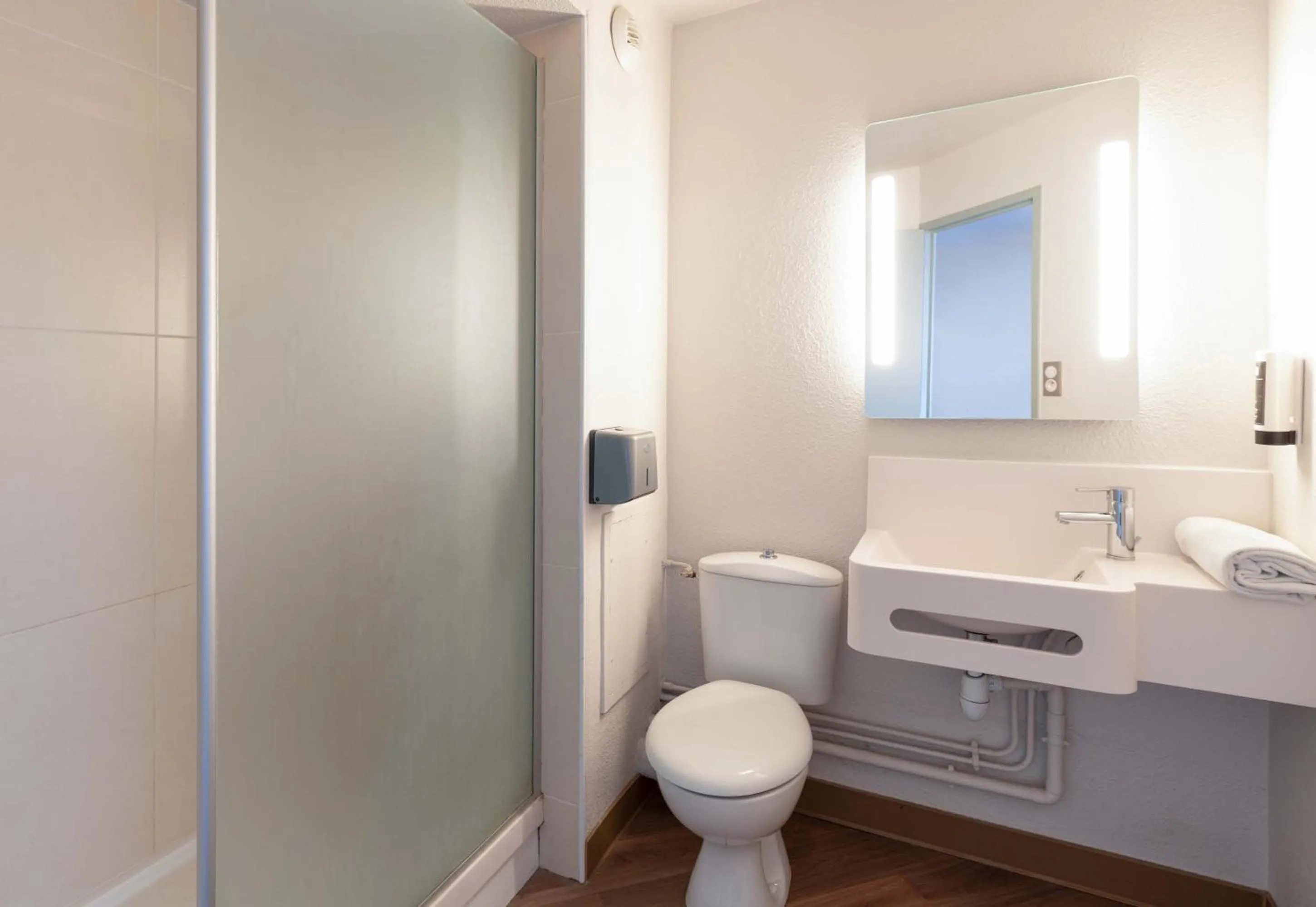 Bathroom in B&B HOTEL Lyon Grand Stade Meyzieu