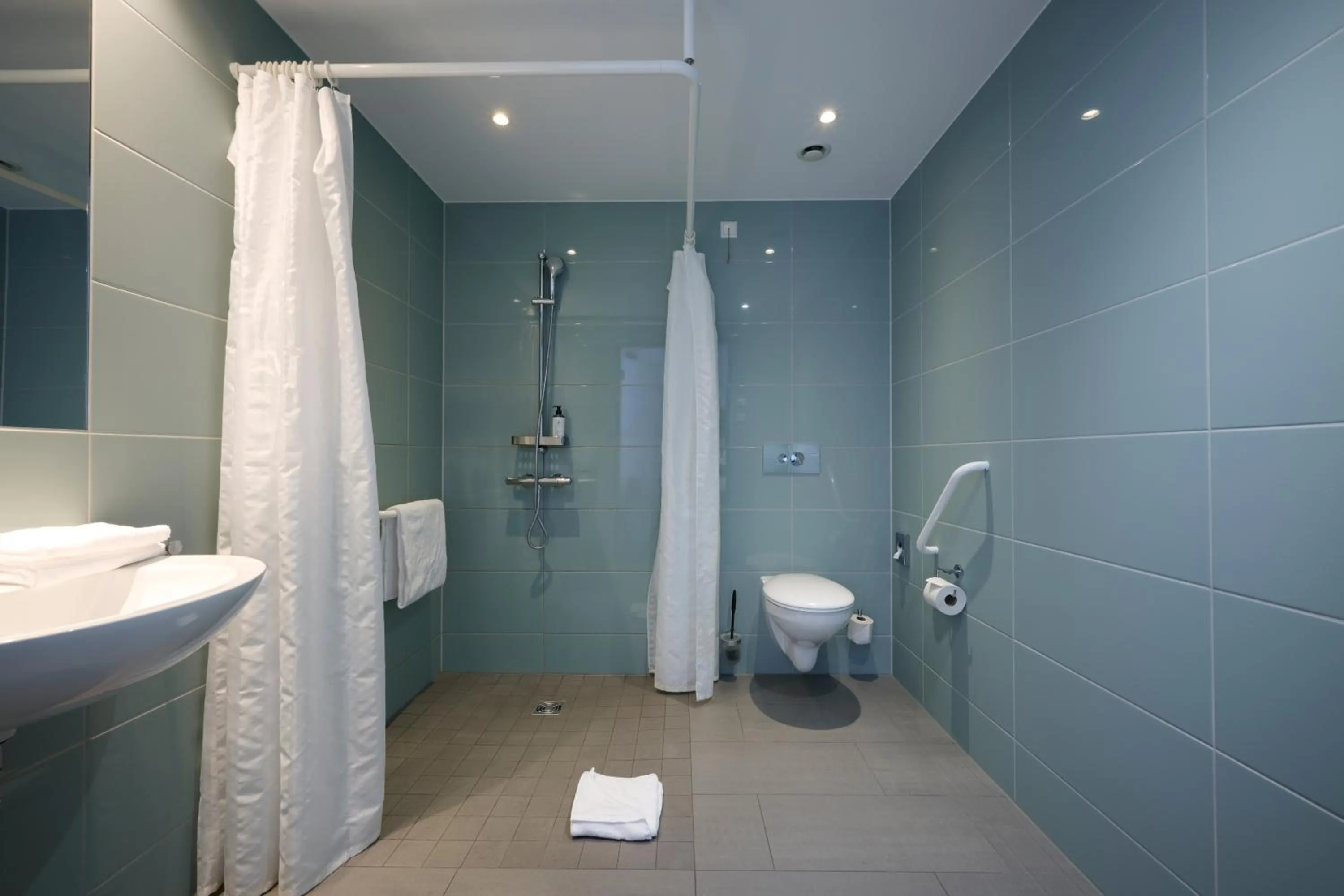 Bathroom in Premier Inn München City West