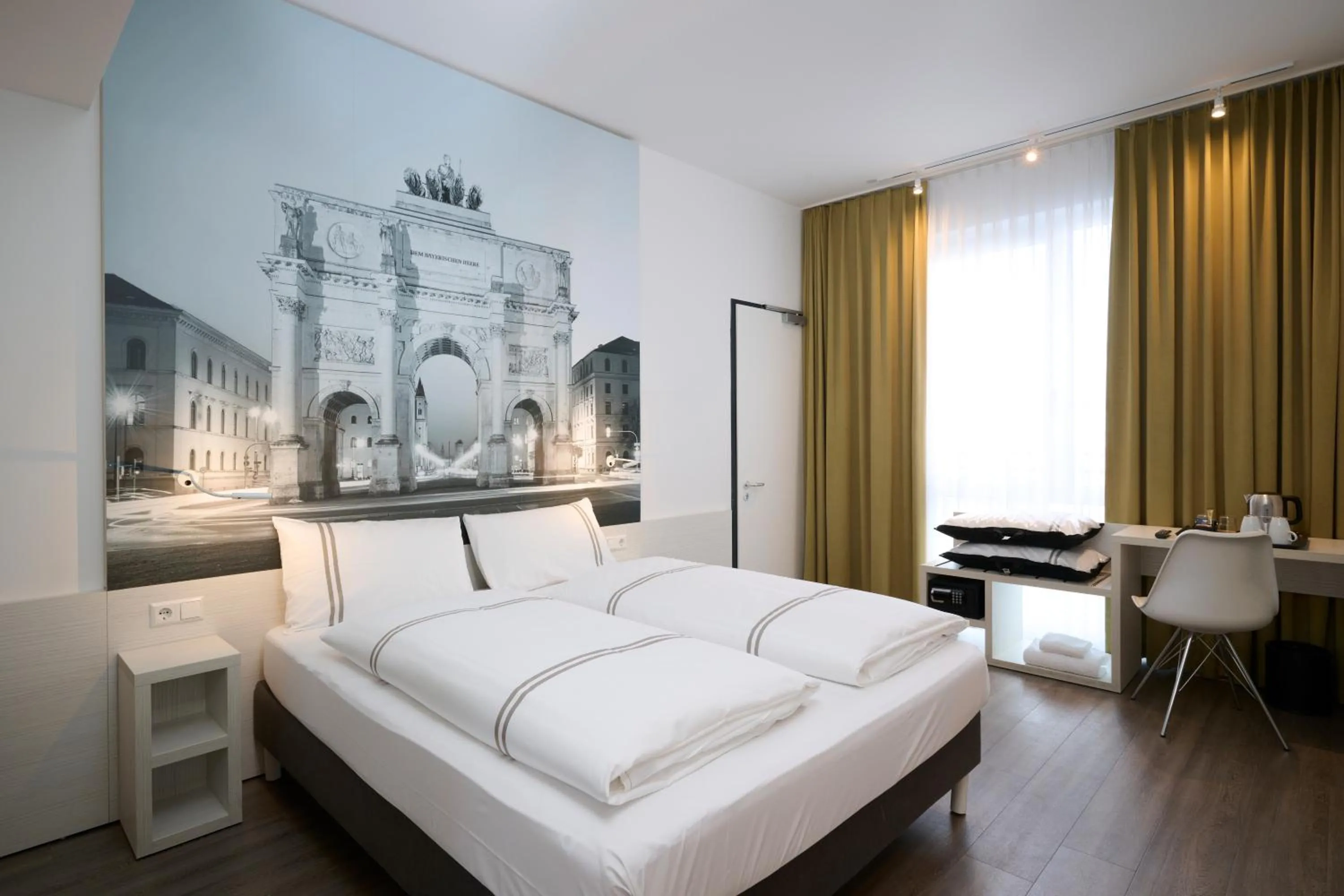 Bedroom, Bed in Premier Inn München City West