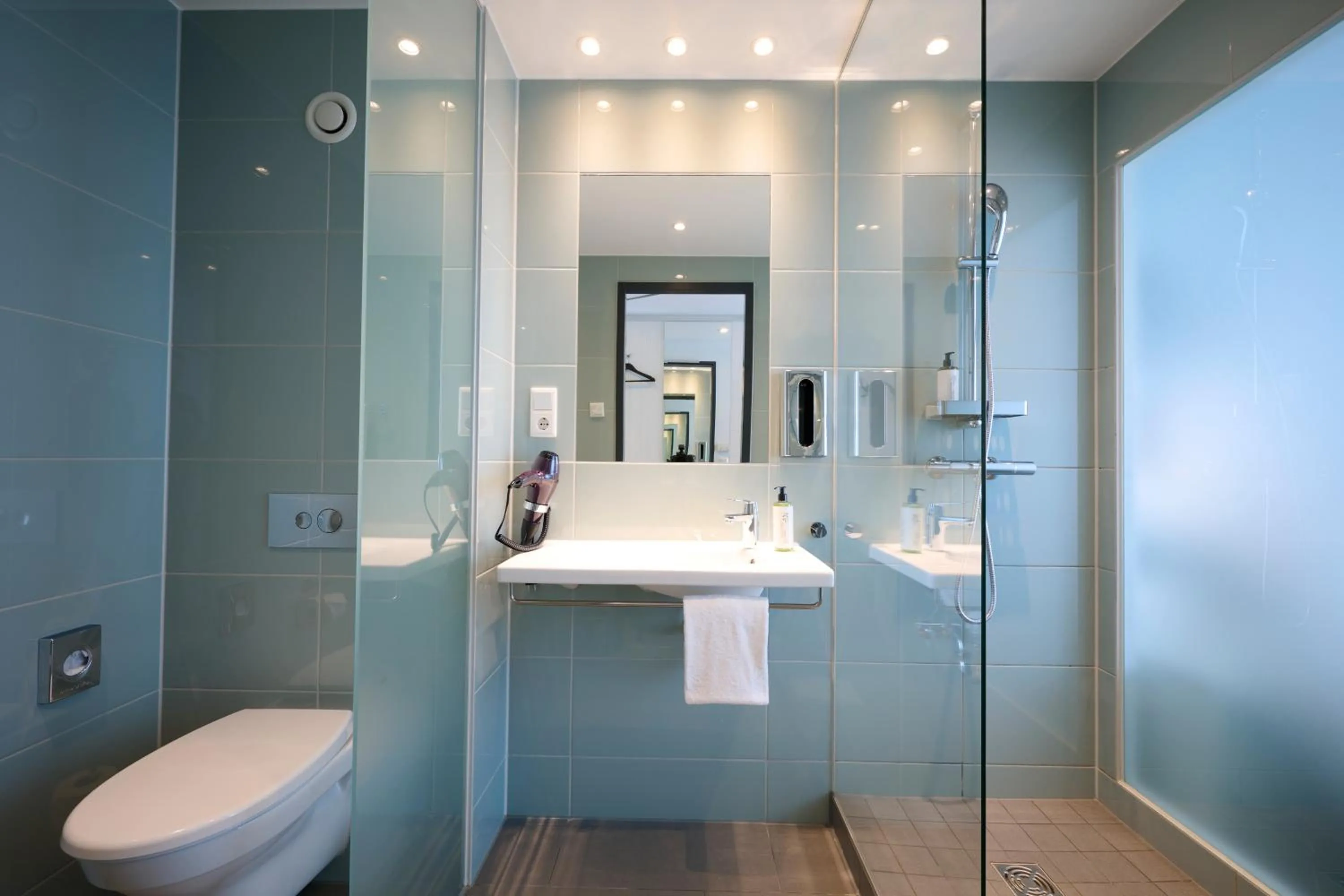 Bathroom in Premier Inn München City West