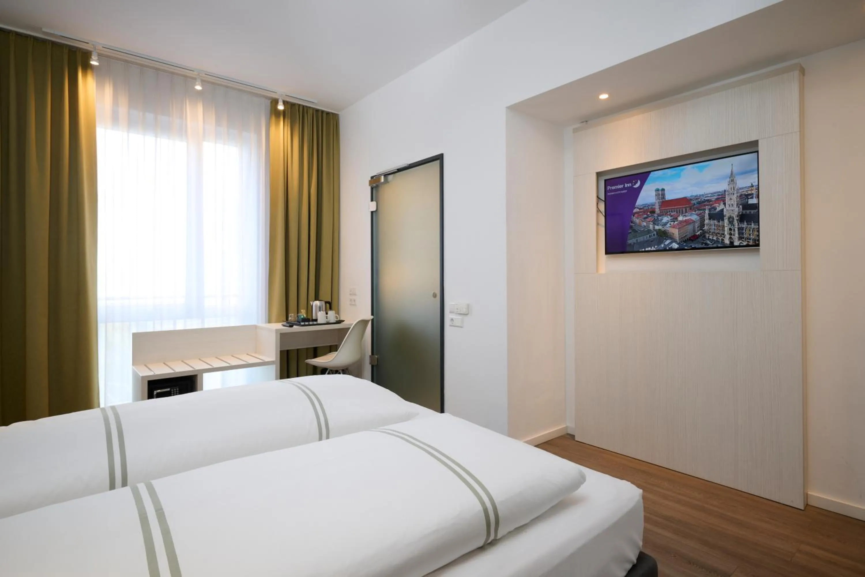 Bedroom, Bed in Premier Inn München City West