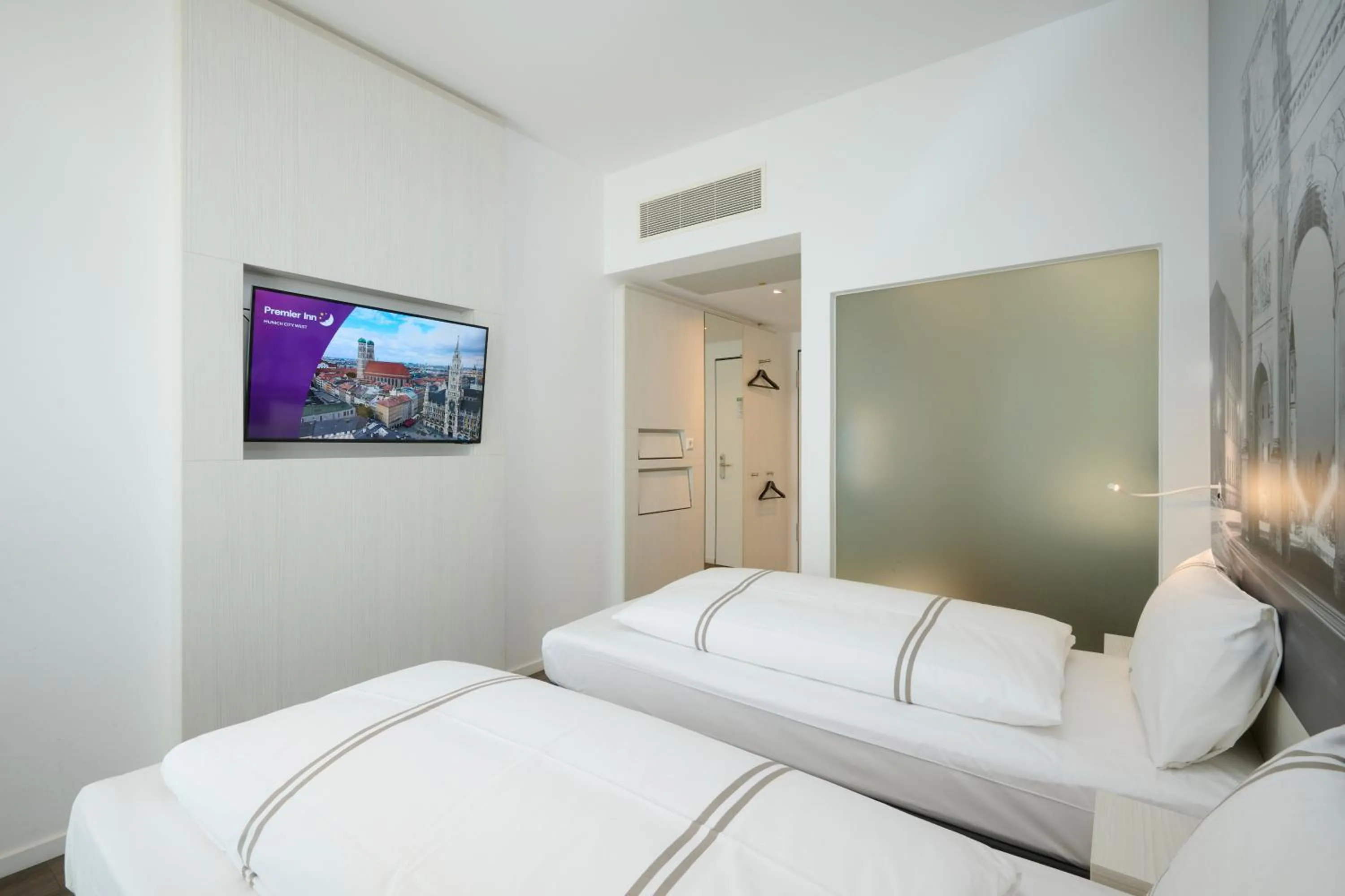 Bedroom, Bed in Premier Inn München City West