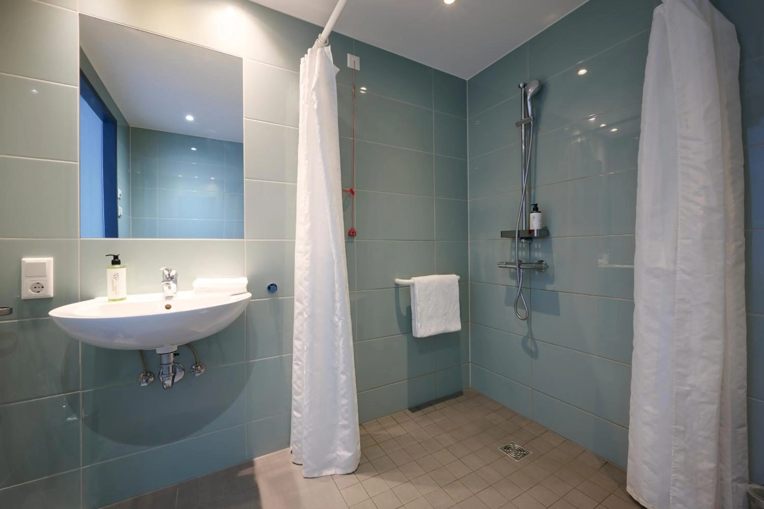 Bathroom in Premier Inn München City West