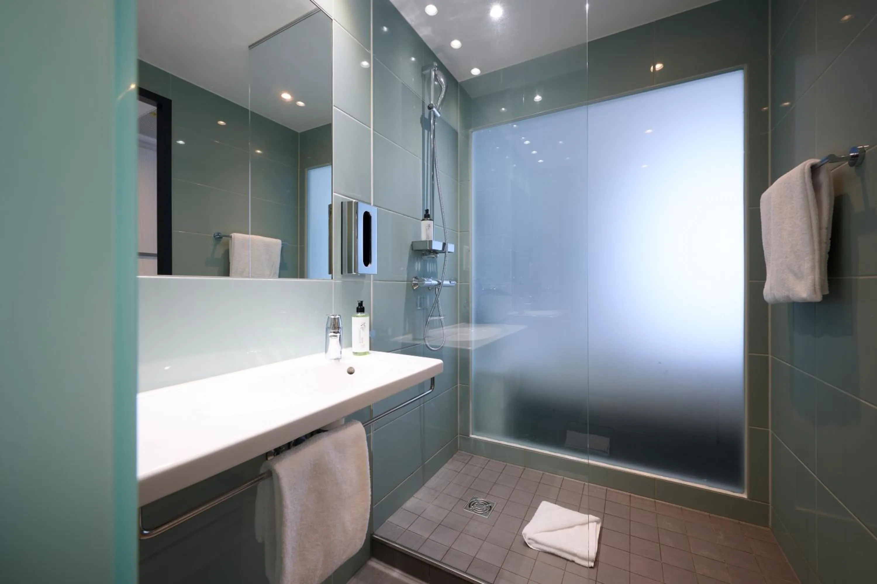 Bathroom in Premier Inn München City West