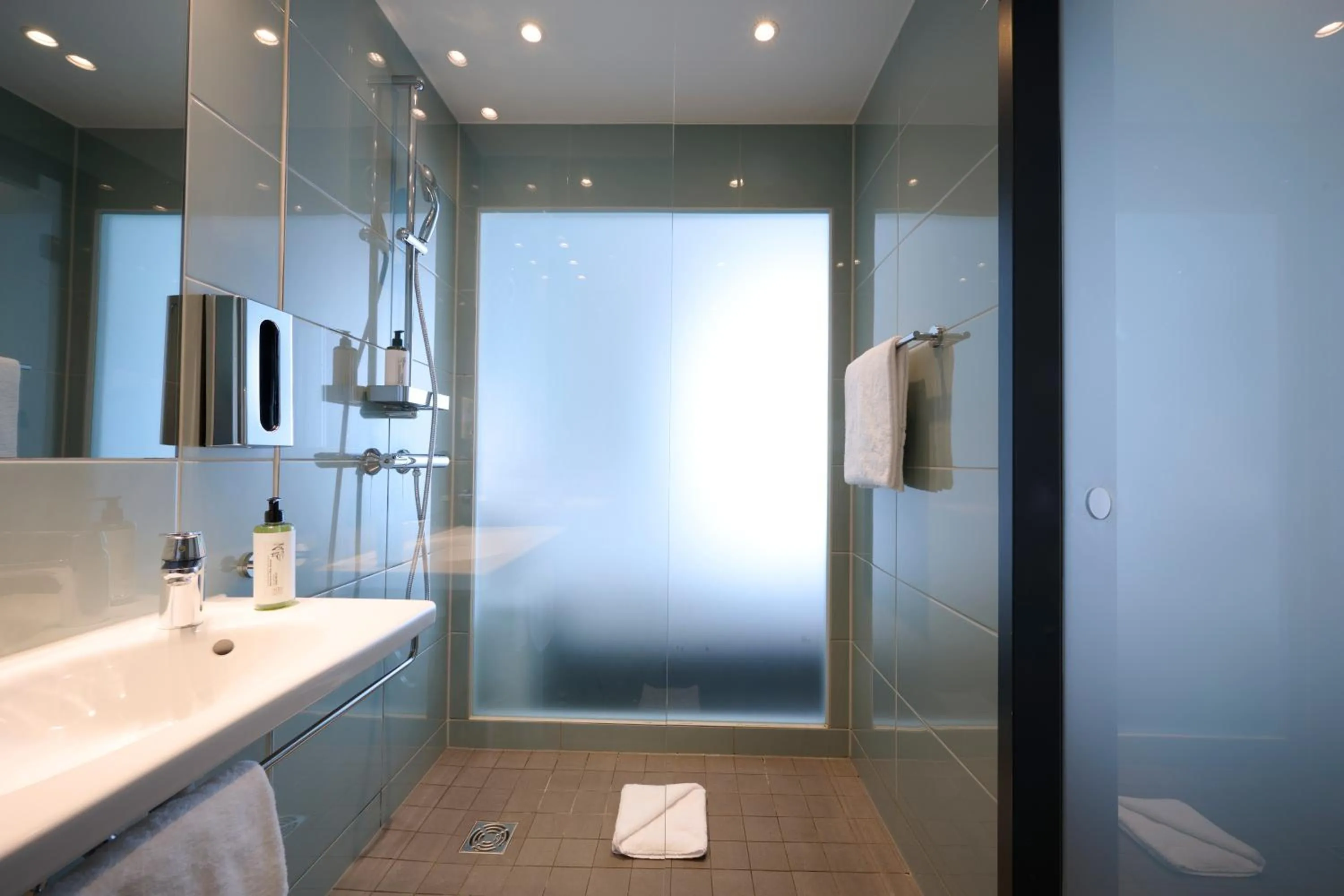 Bathroom in Premier Inn München City West