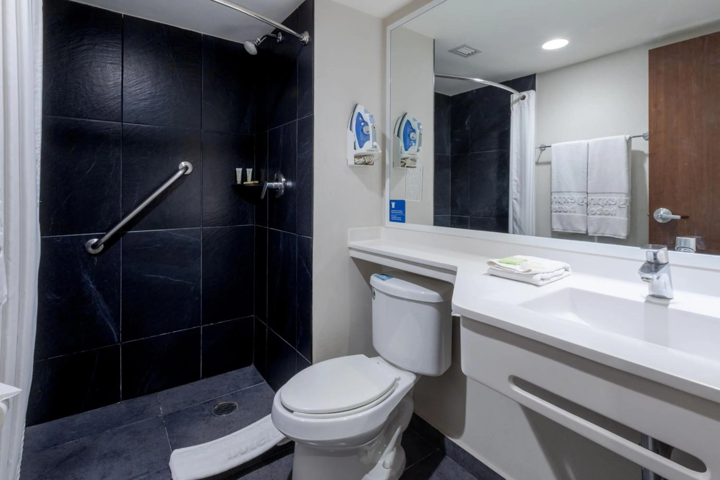 Bathroom in City Express by Marriott Guadalajara Aeropuerto