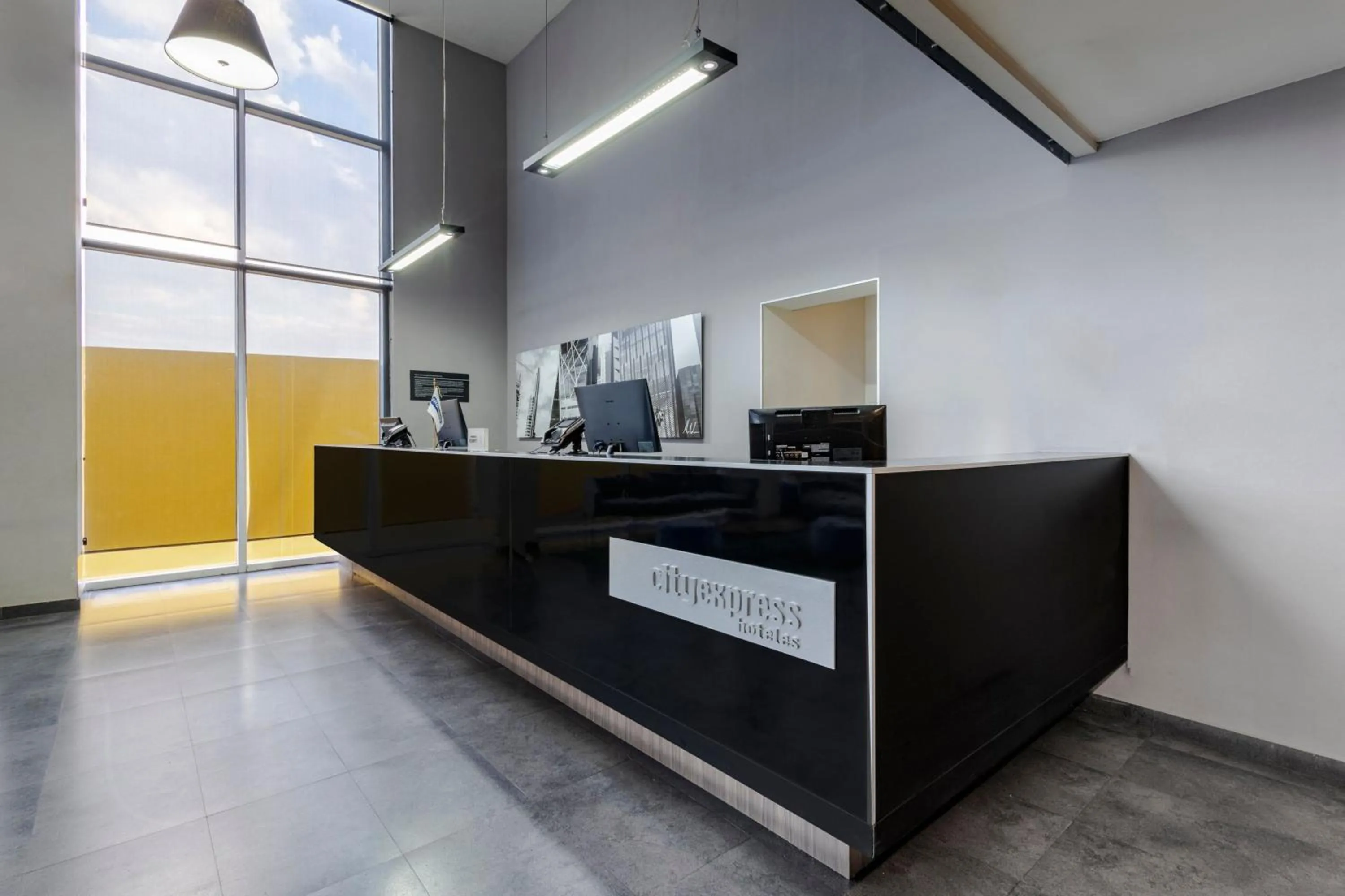 Lobby or reception in City Express by Marriott Guadalajara Aeropuerto