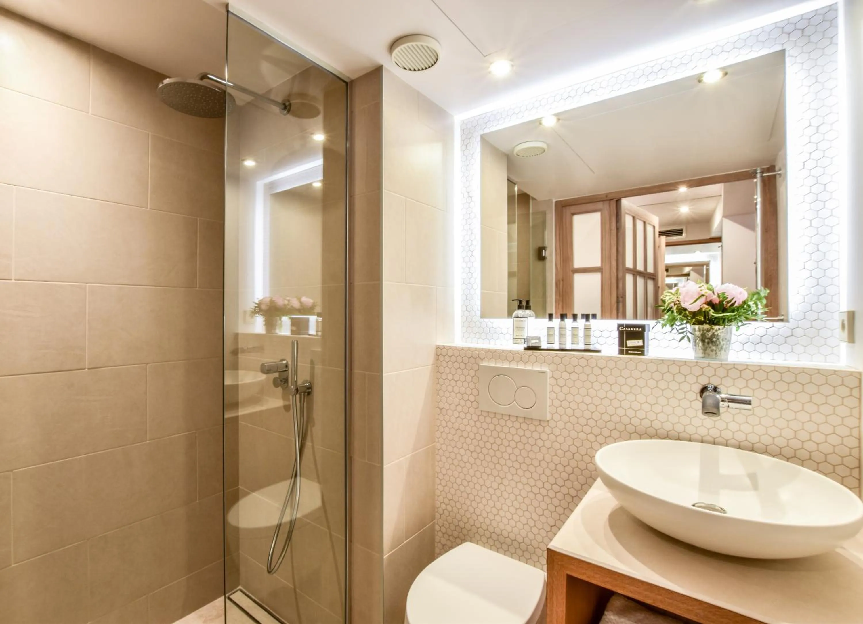 Shower in Victoire & Germain