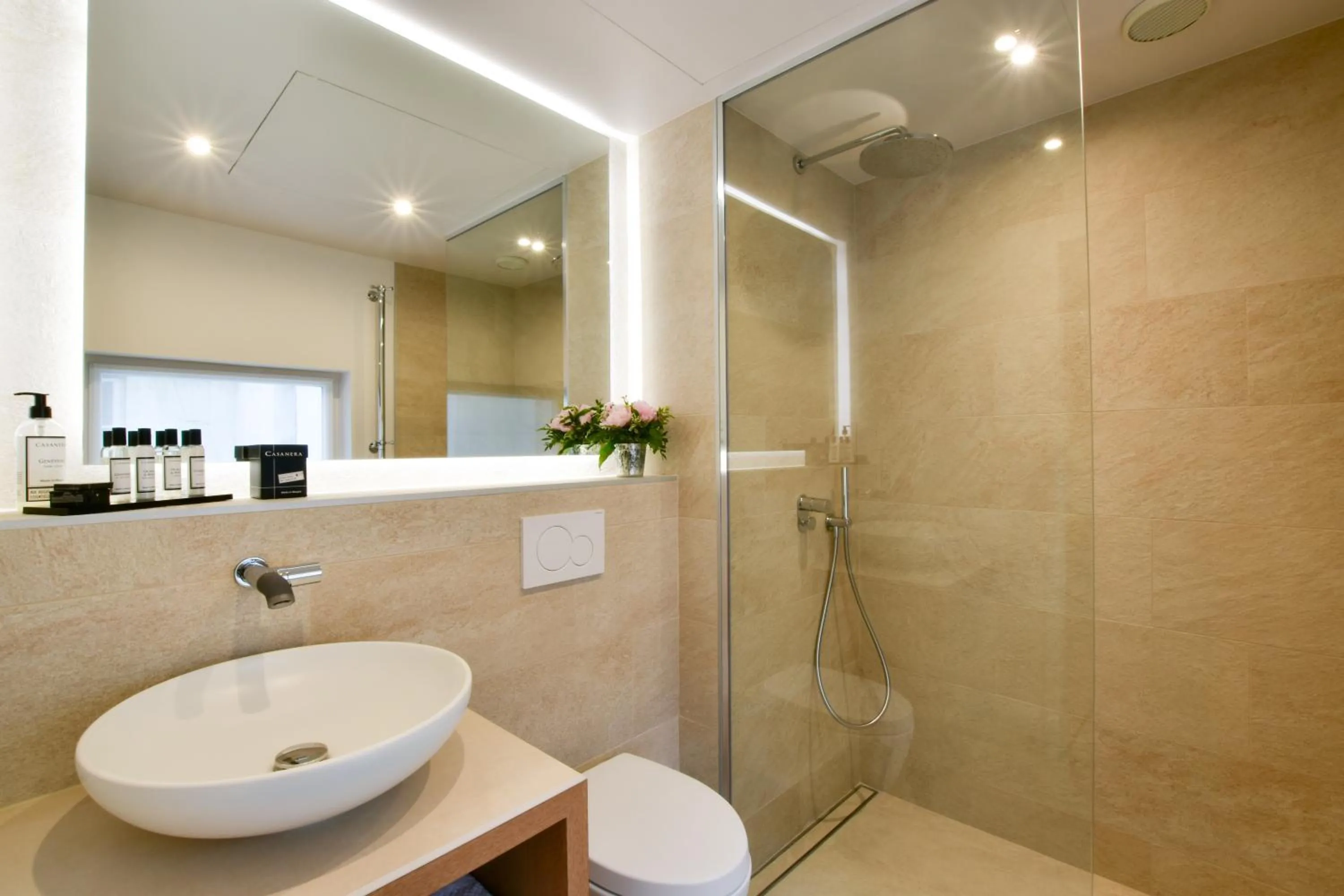 Shower in Victoire & Germain