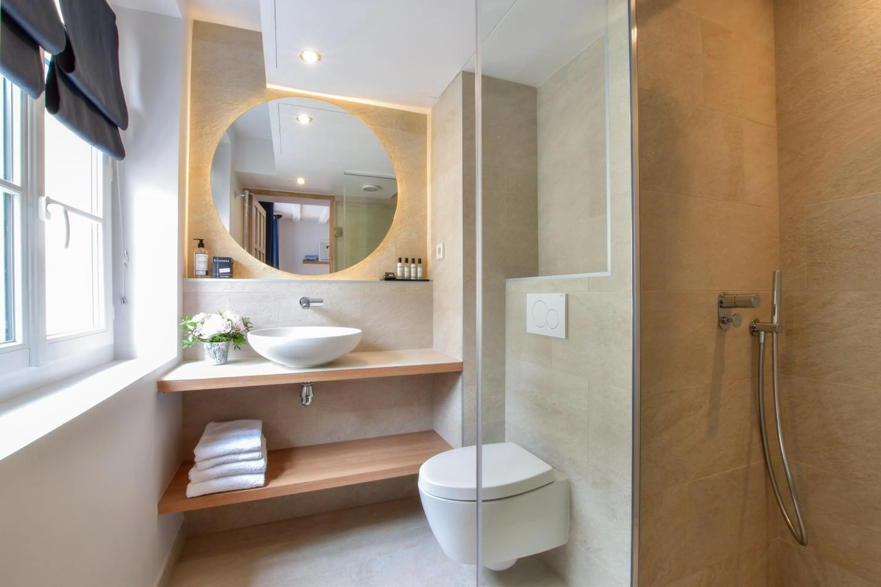 Toilet in Victoire & Germain