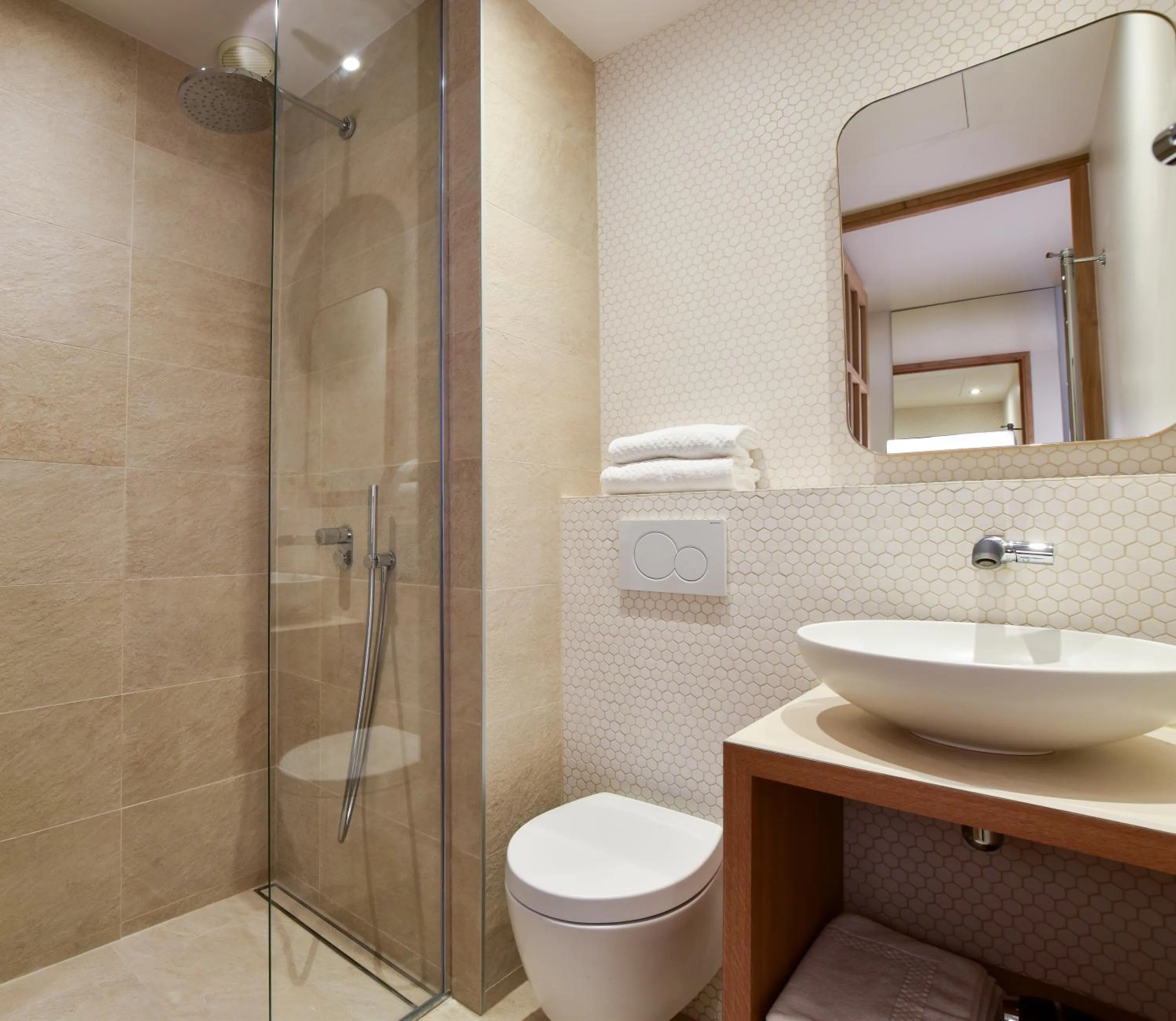 Shower in Victoire & Germain