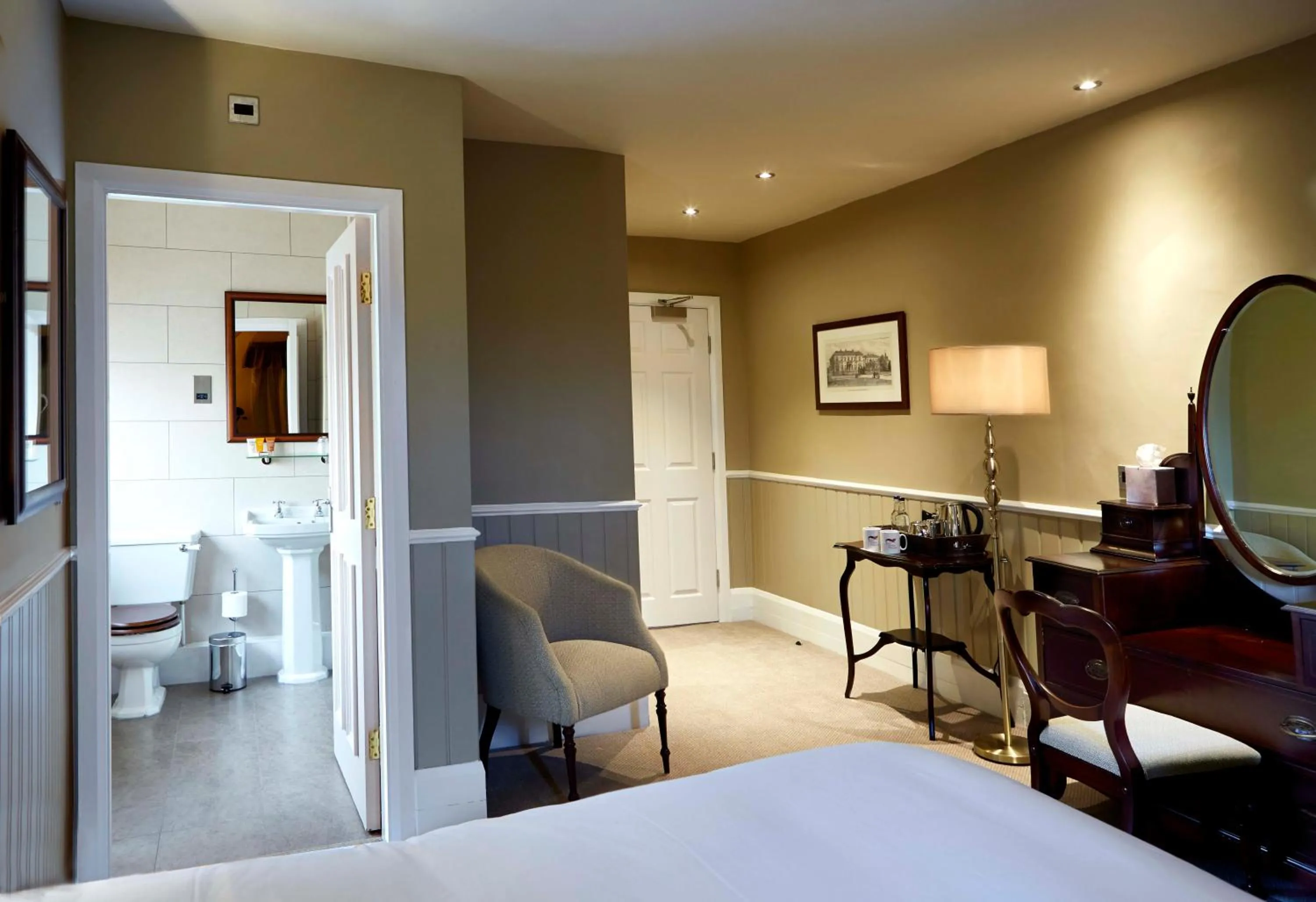 Bedroom, Bed in The Golden Pheasant