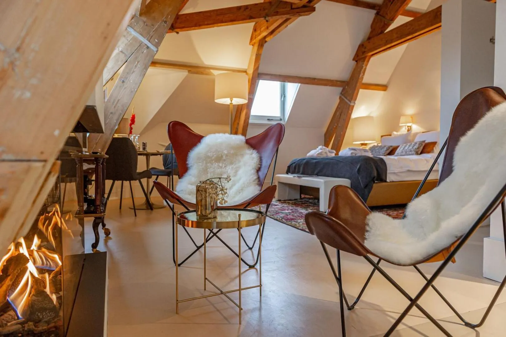 Seating area, Bed in Bossche Suites Stationsweg