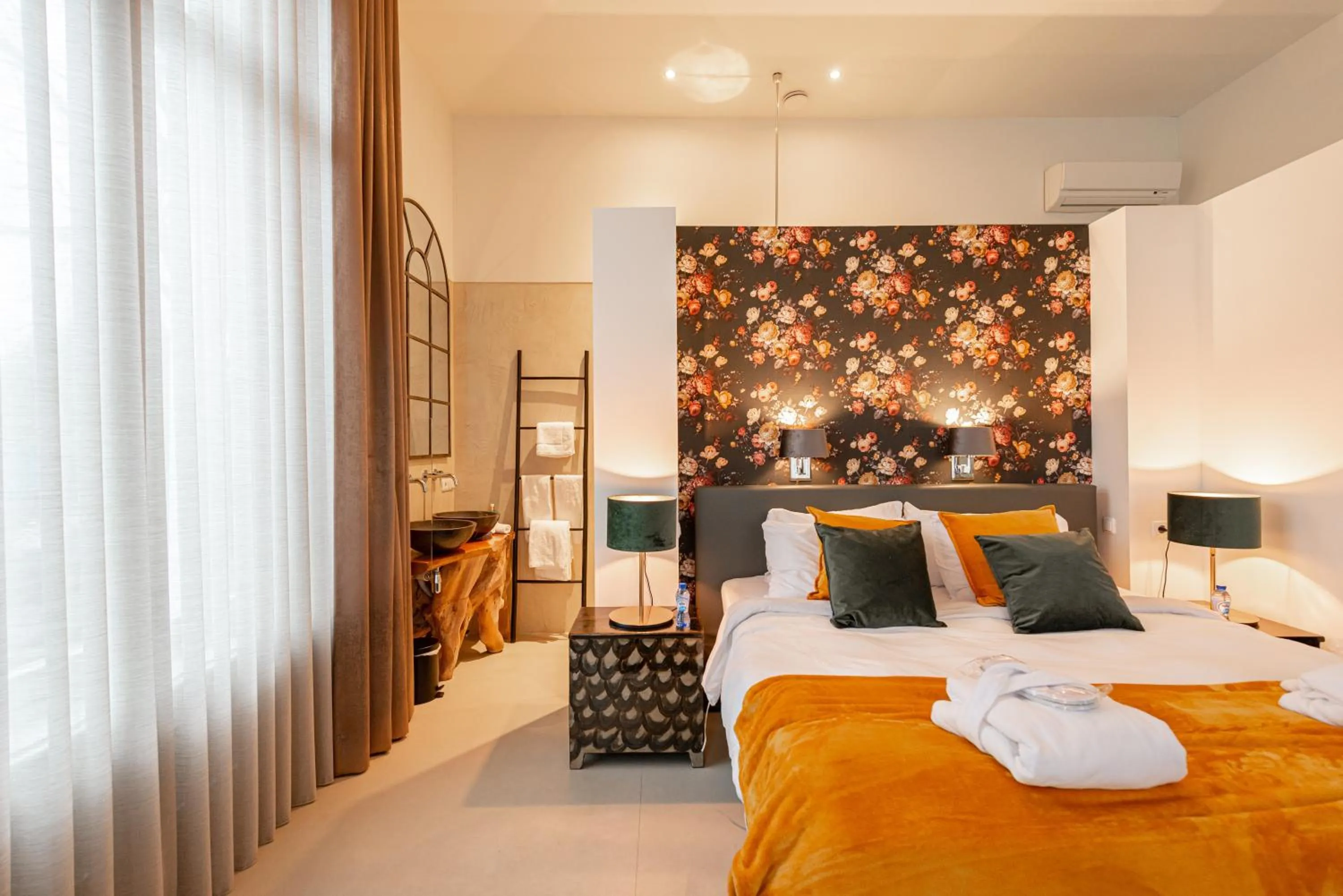 Bed in Bossche Suites Stationsweg