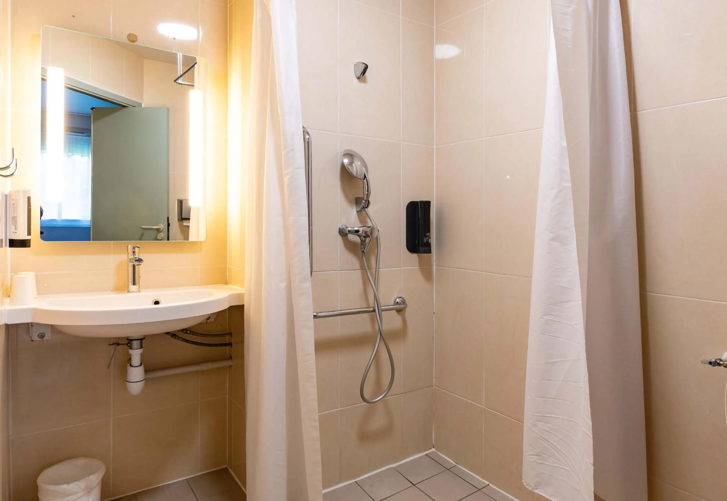 Bathroom in B&B HOTEL Valence Sud