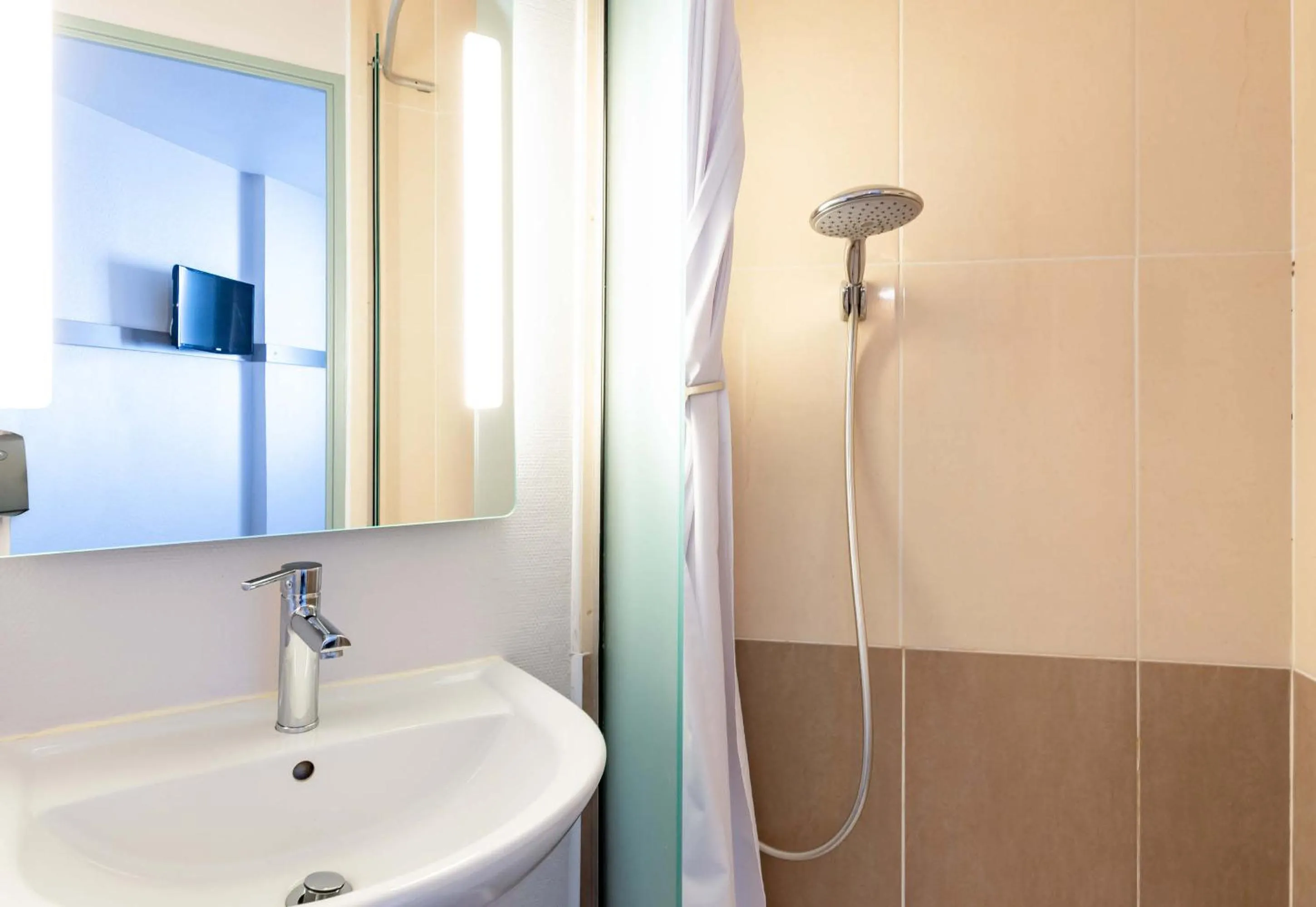 Bathroom in B&B HOTEL Valence Sud