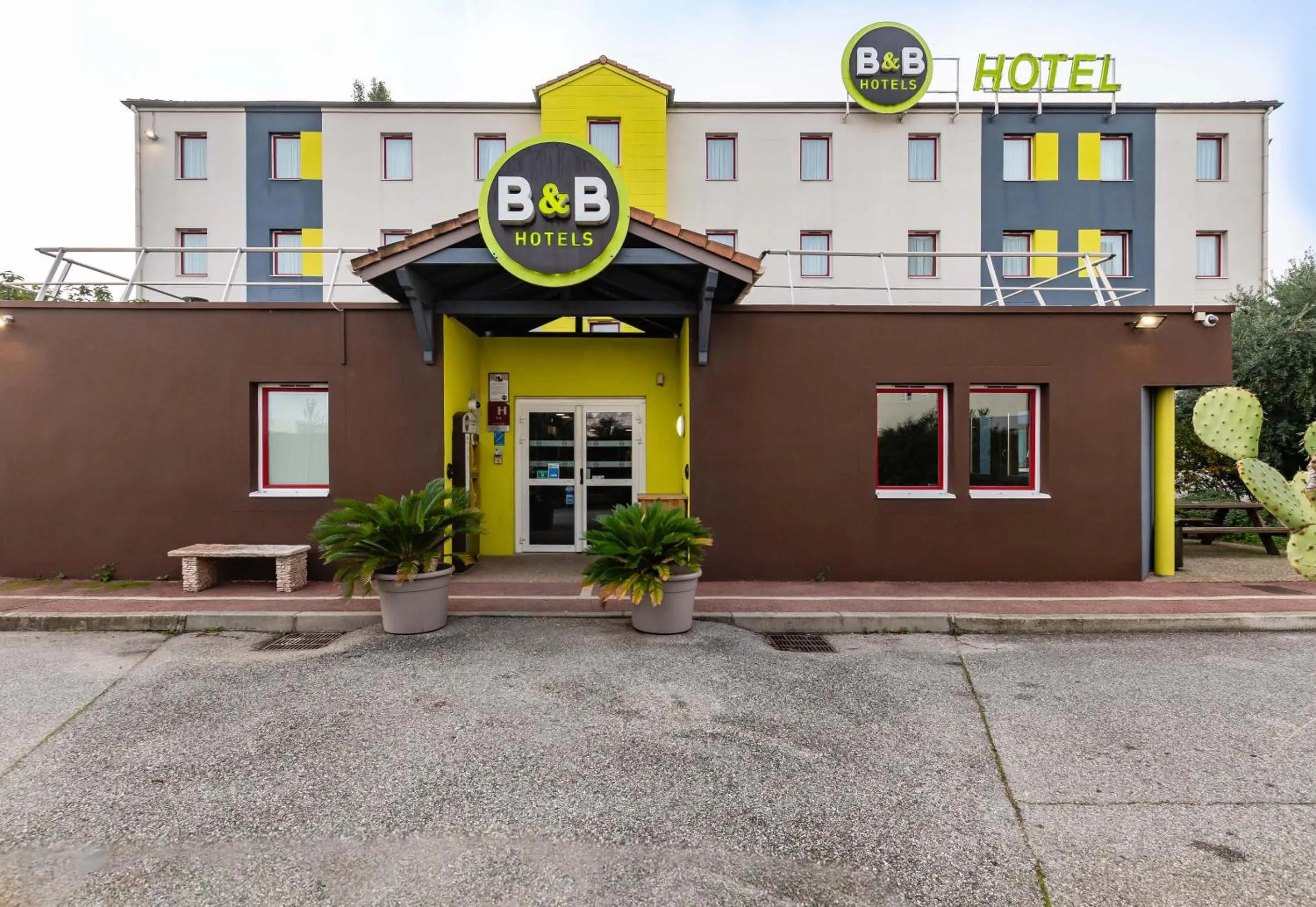 Facade/entrance in B&B HOTEL Valence Sud
