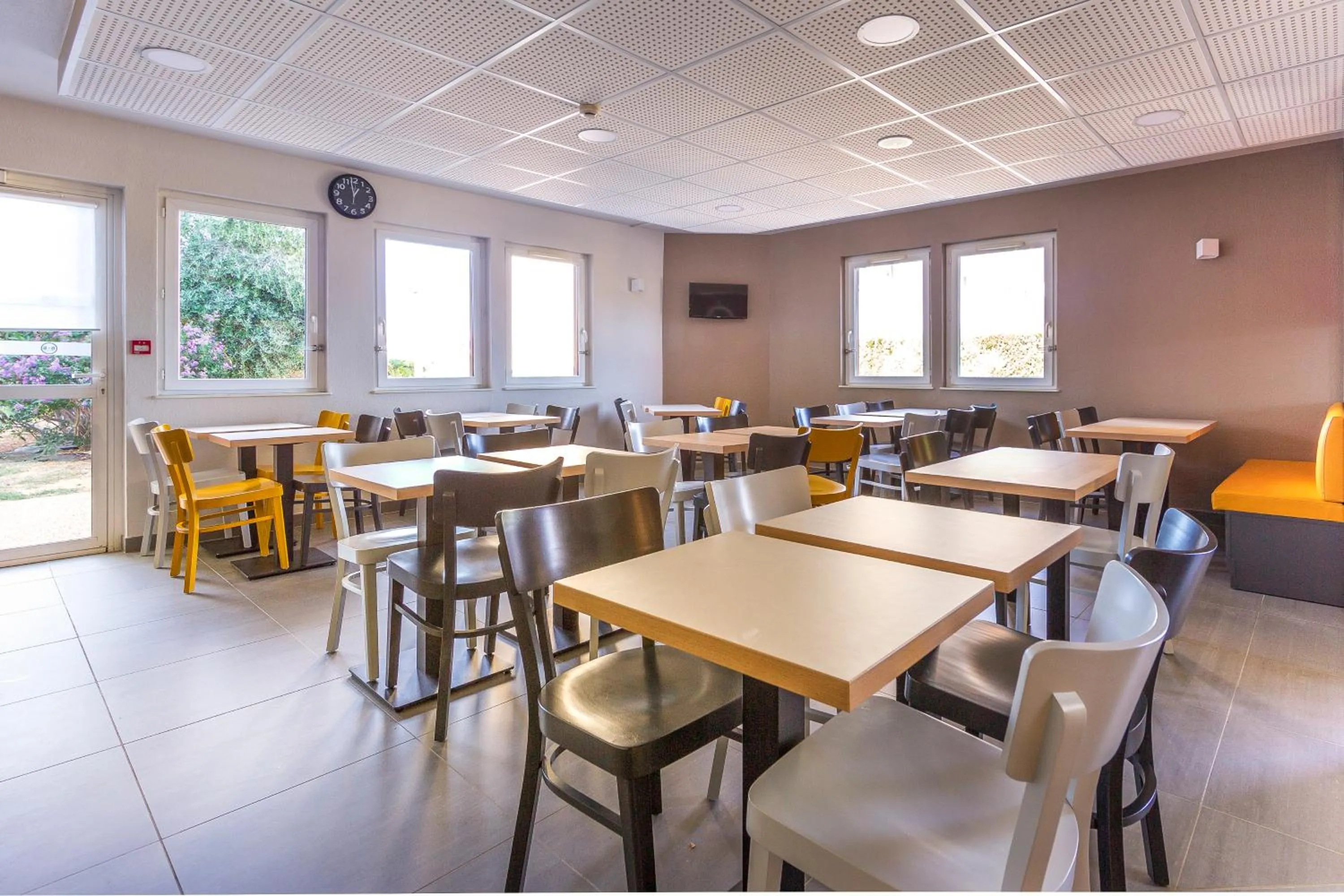 Buffet breakfast in B&B HOTEL Valence Sud