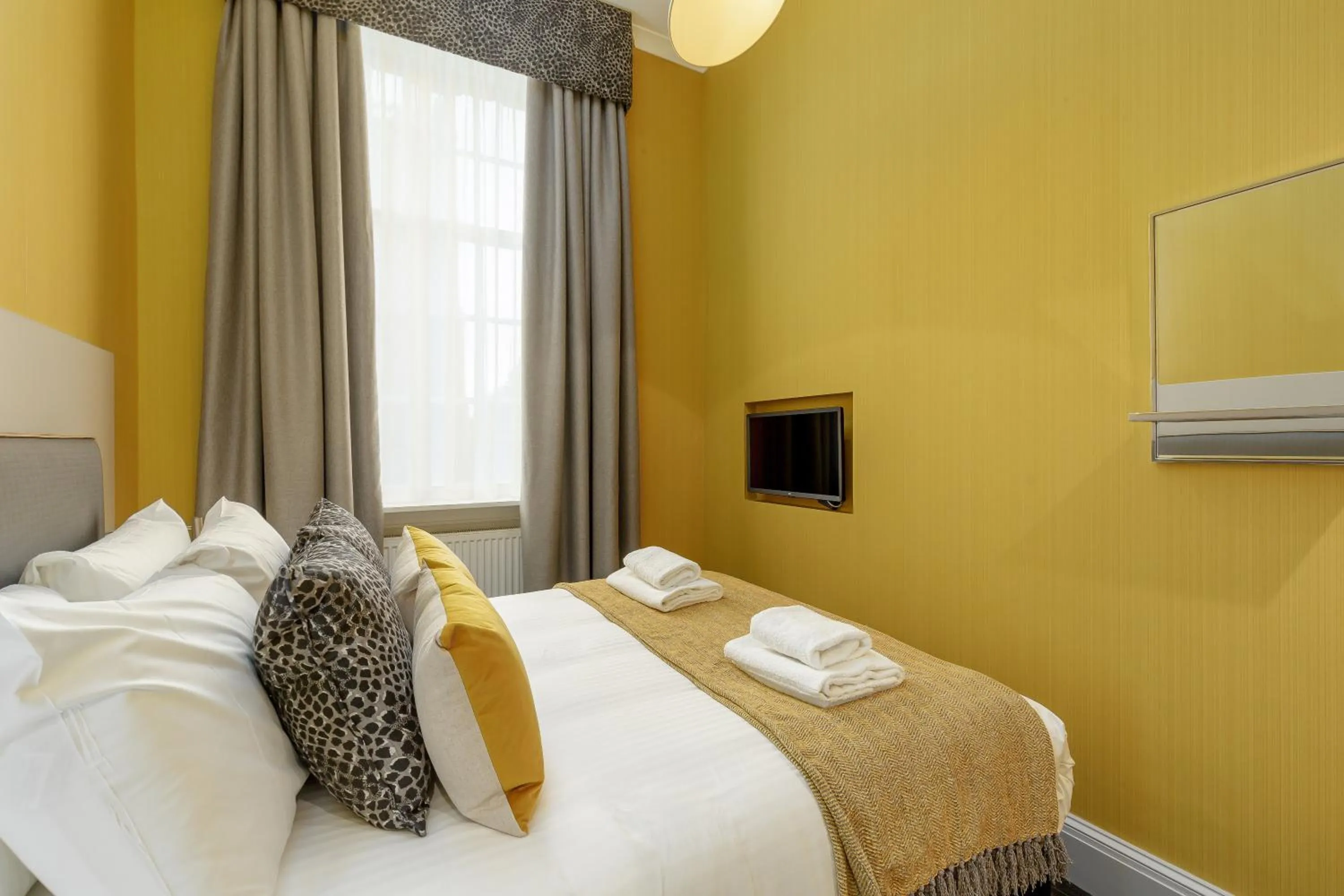 Bed in Destiny Scotland - Princes Street Residence