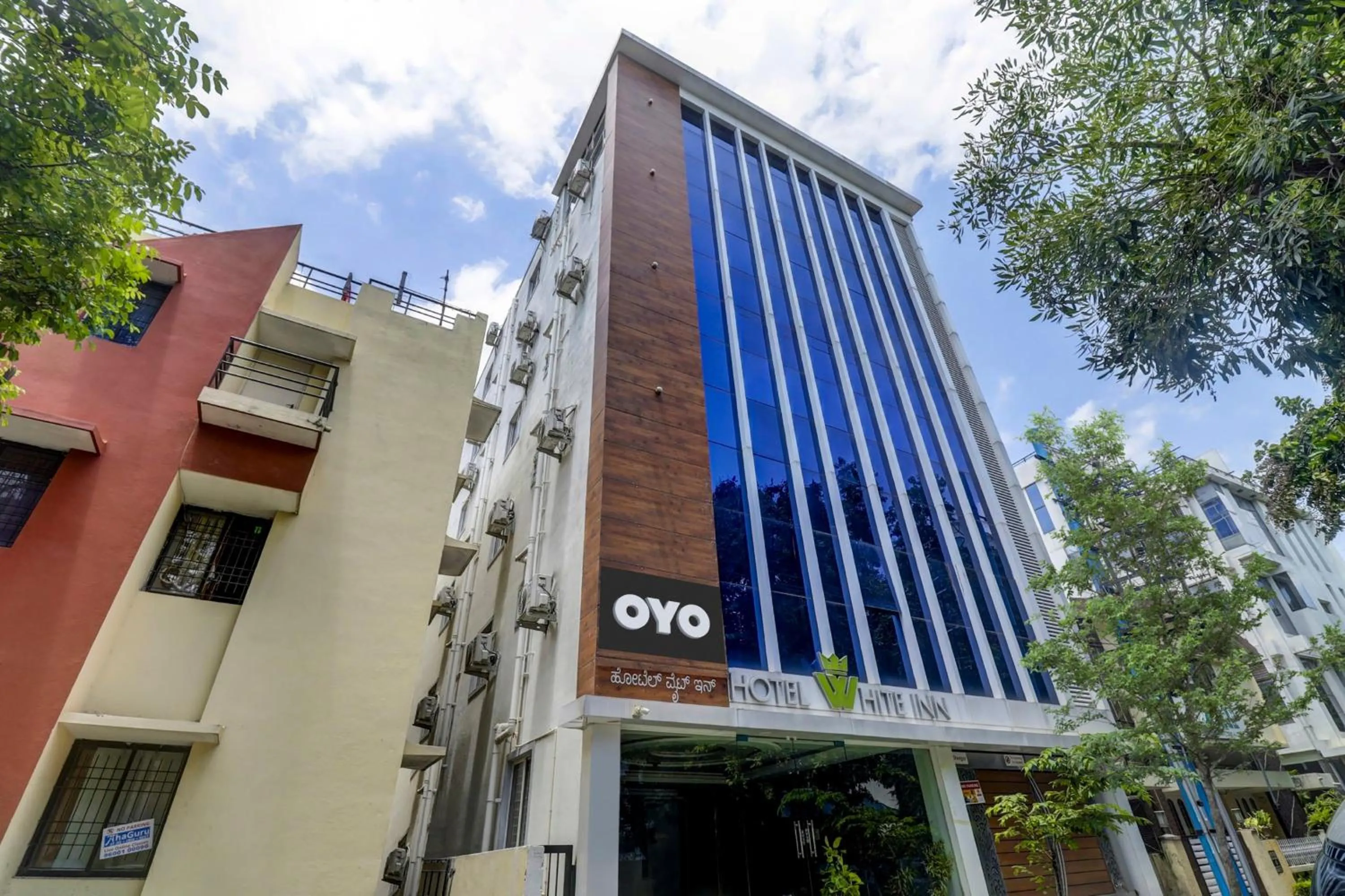 Townhouse OAK SRK White Inn Near Ragigudda Sri Prasanna Anjaneyaswamy Temple