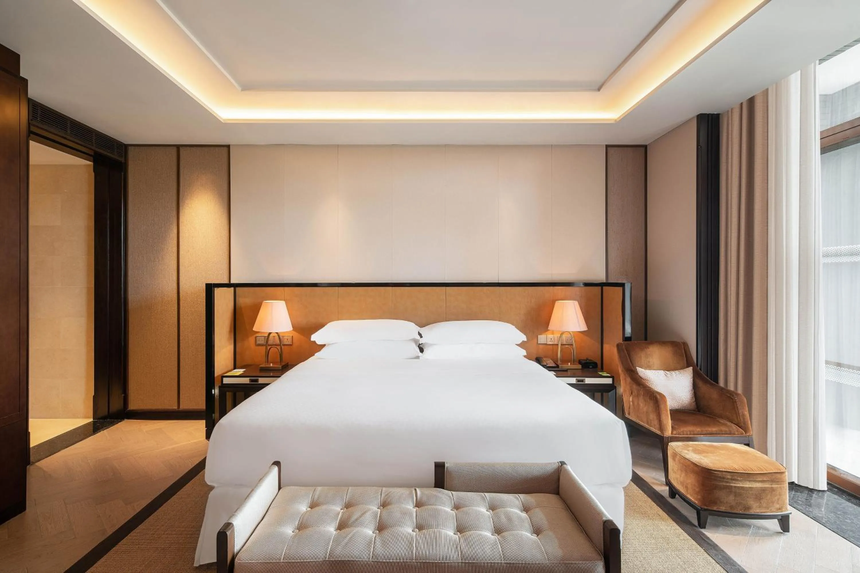 Photo of the whole room, Bed in Four Points by Sheraton Chengdu, Anren