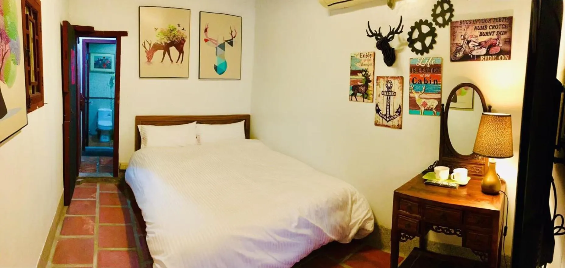 Bed in Red Tomato B&B