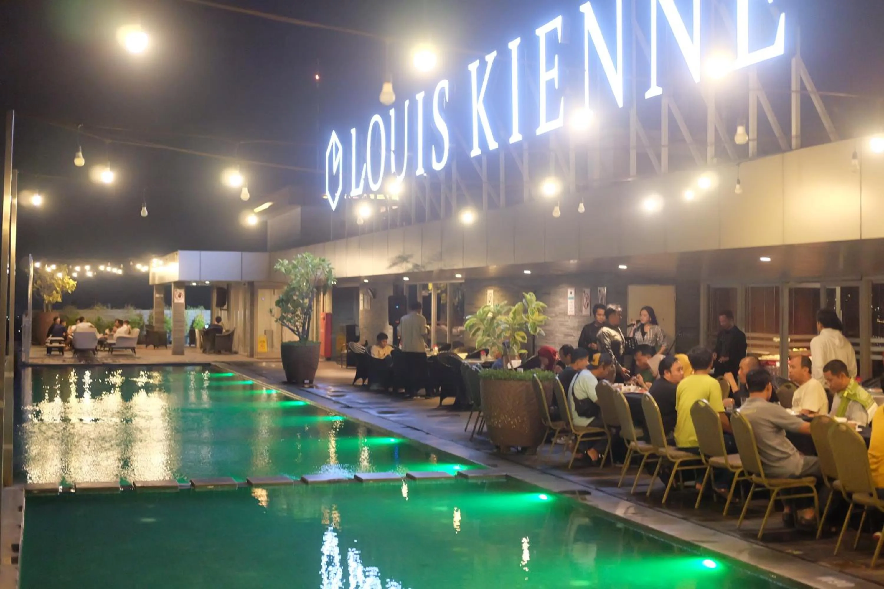Restaurant/places to eat in Louis Kienne Hotel Simpang Lima