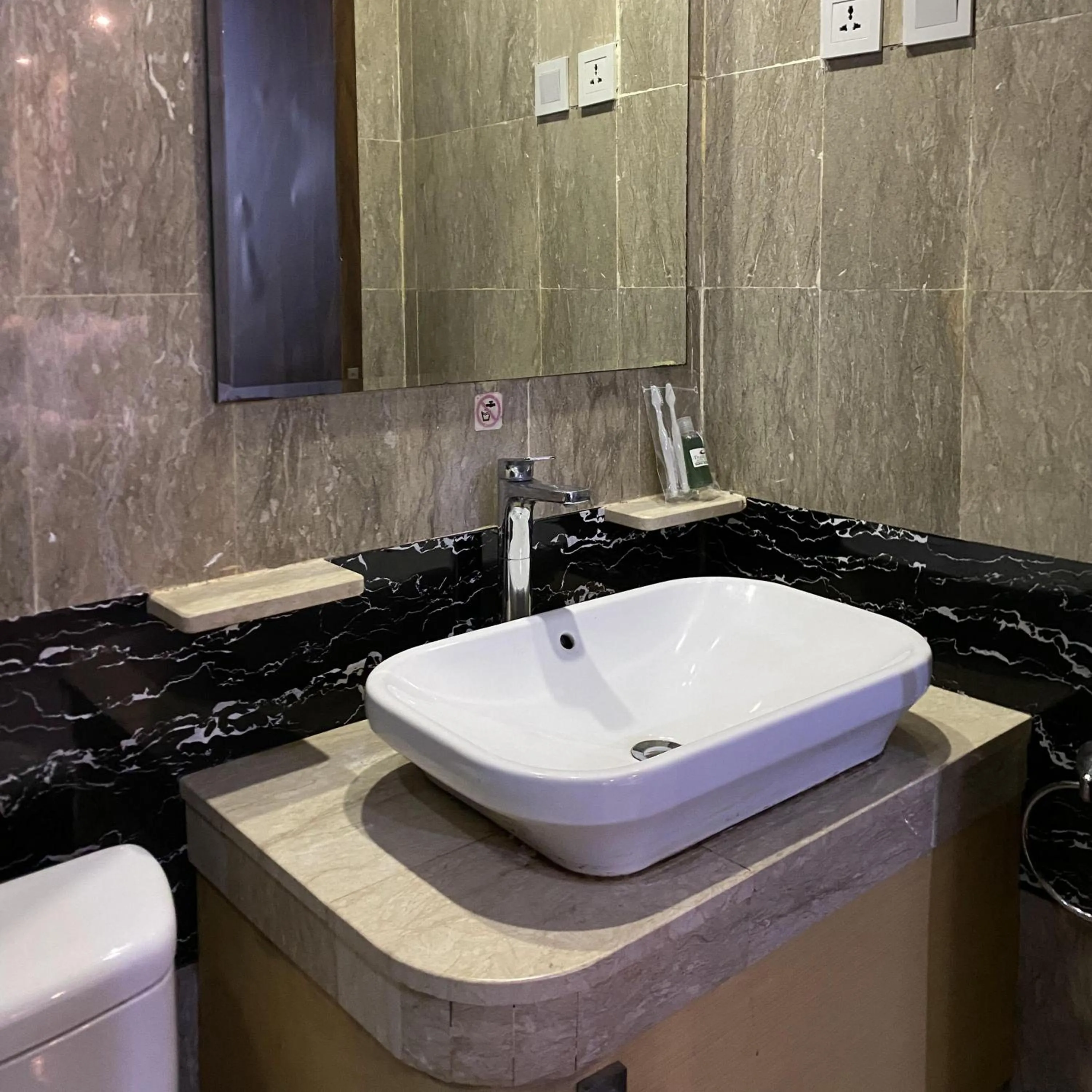 Bathroom in Travellers Hotel Phinisi