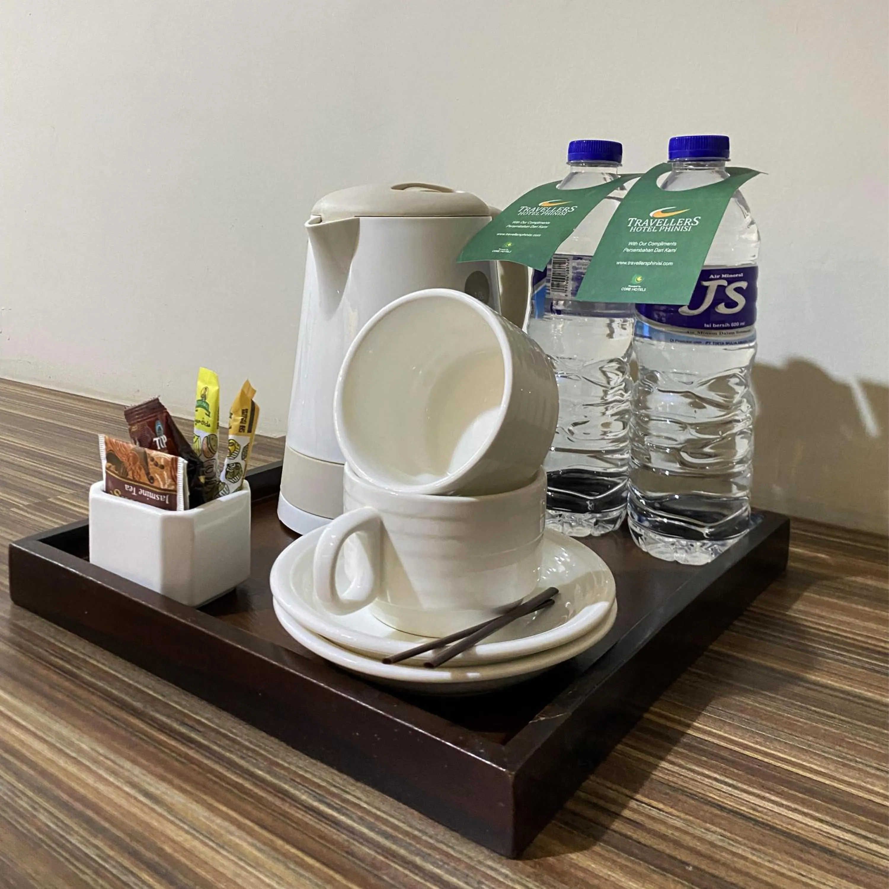 Coffee/tea facilities in Travellers Hotel Phinisi