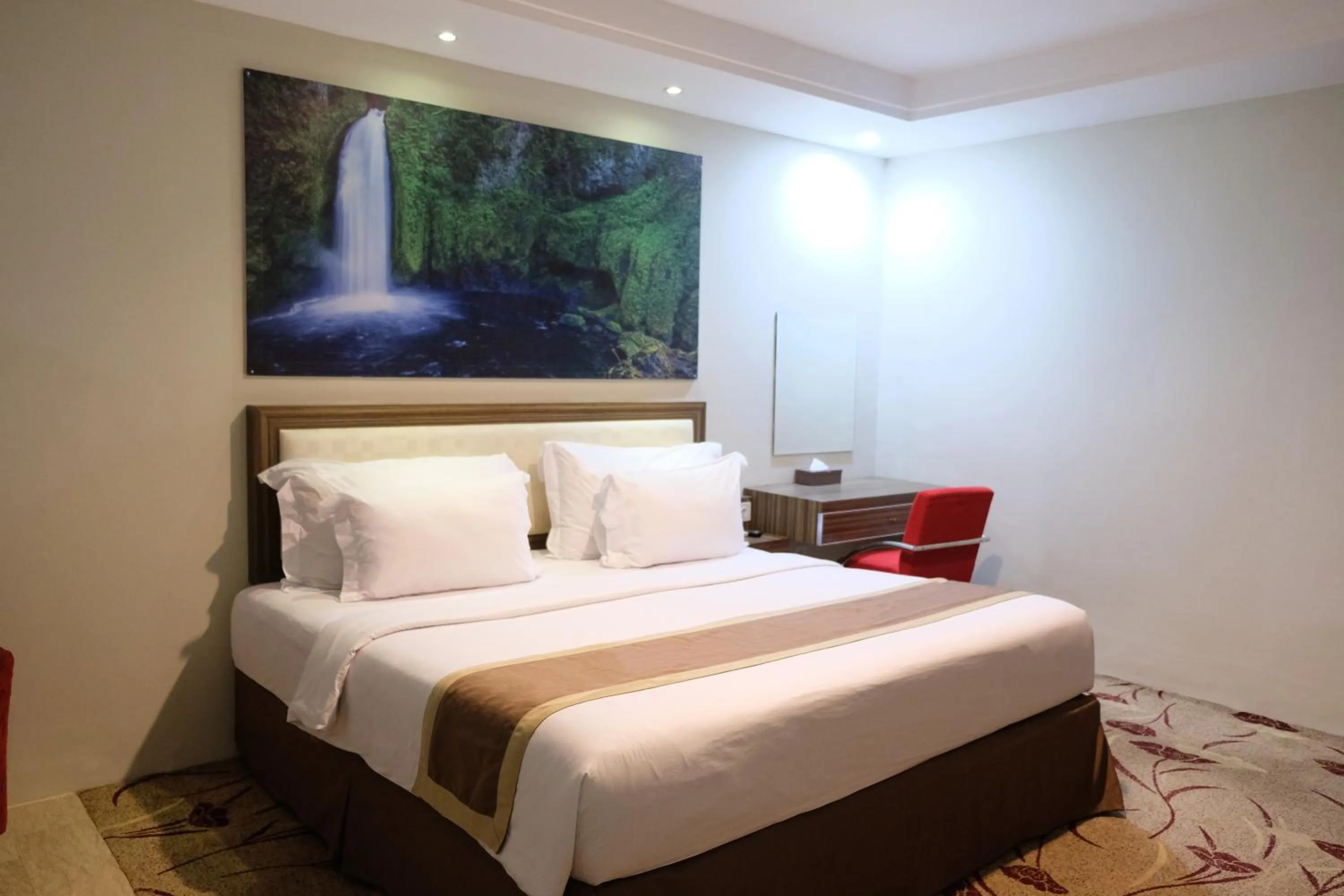 Bedroom, Bed in Travellers Hotel Phinisi