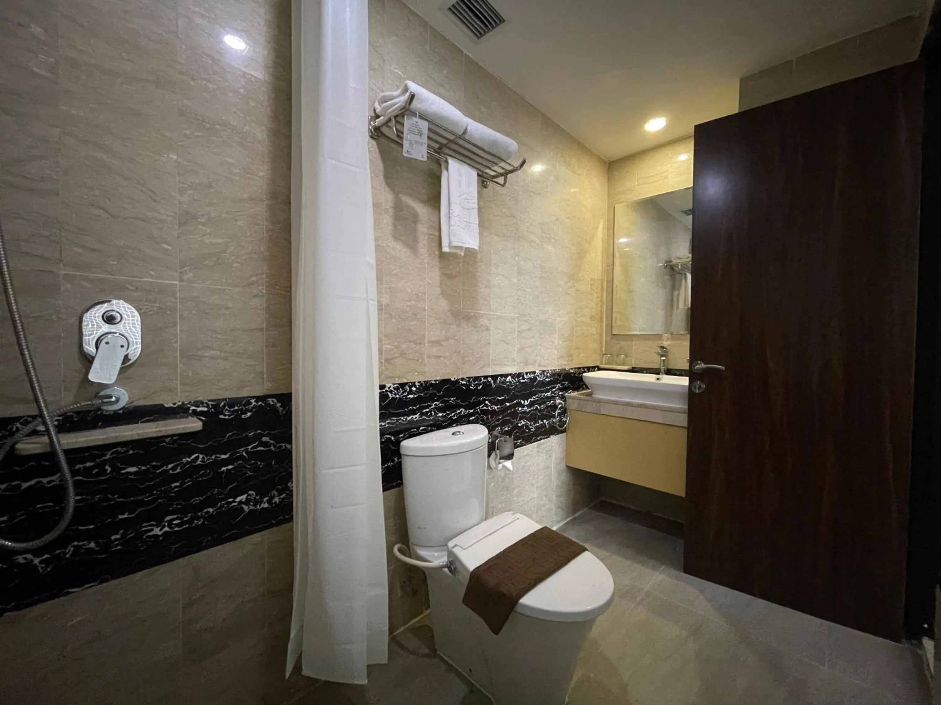 Bathroom in Travellers Hotel Phinisi