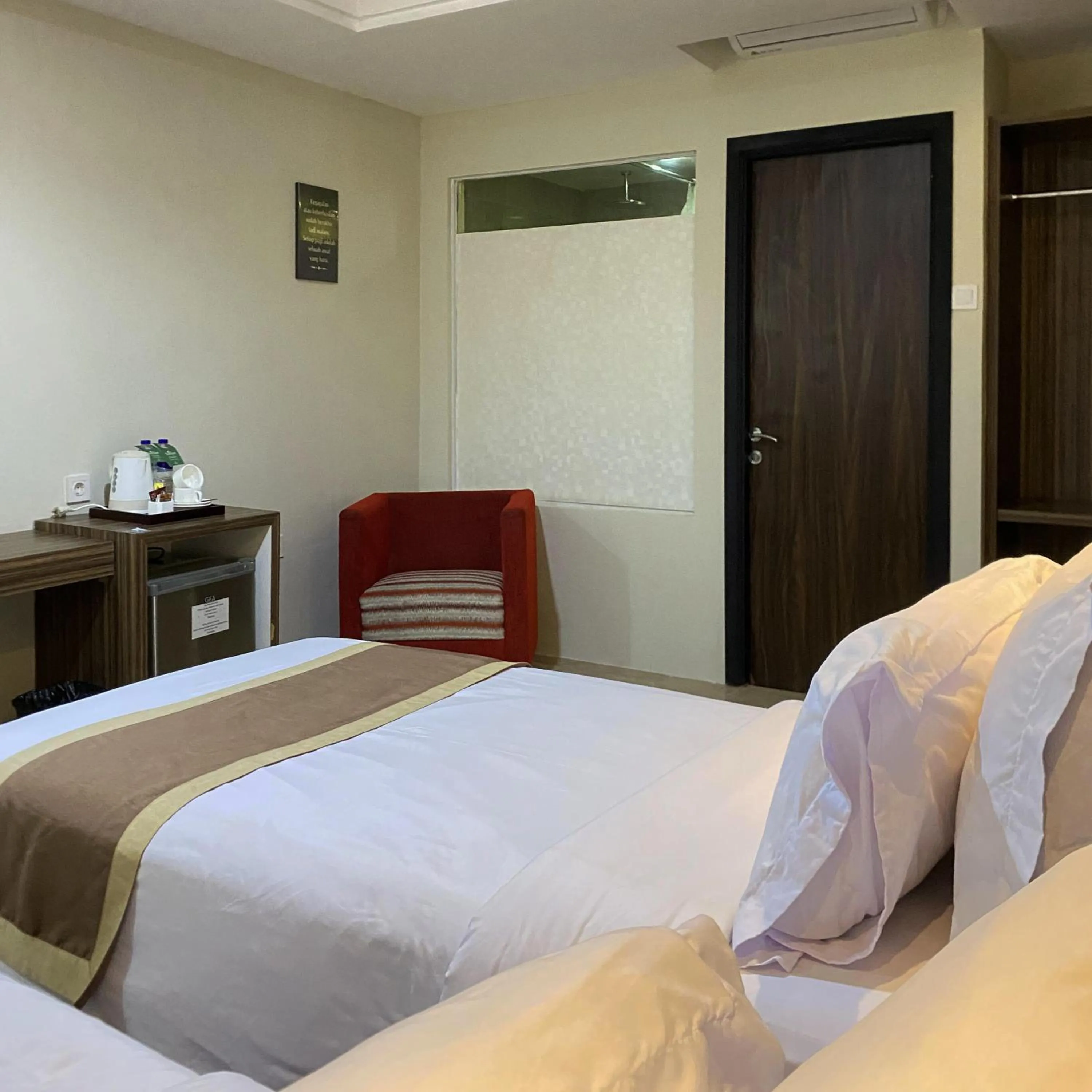 Bed in Travellers Hotel Phinisi