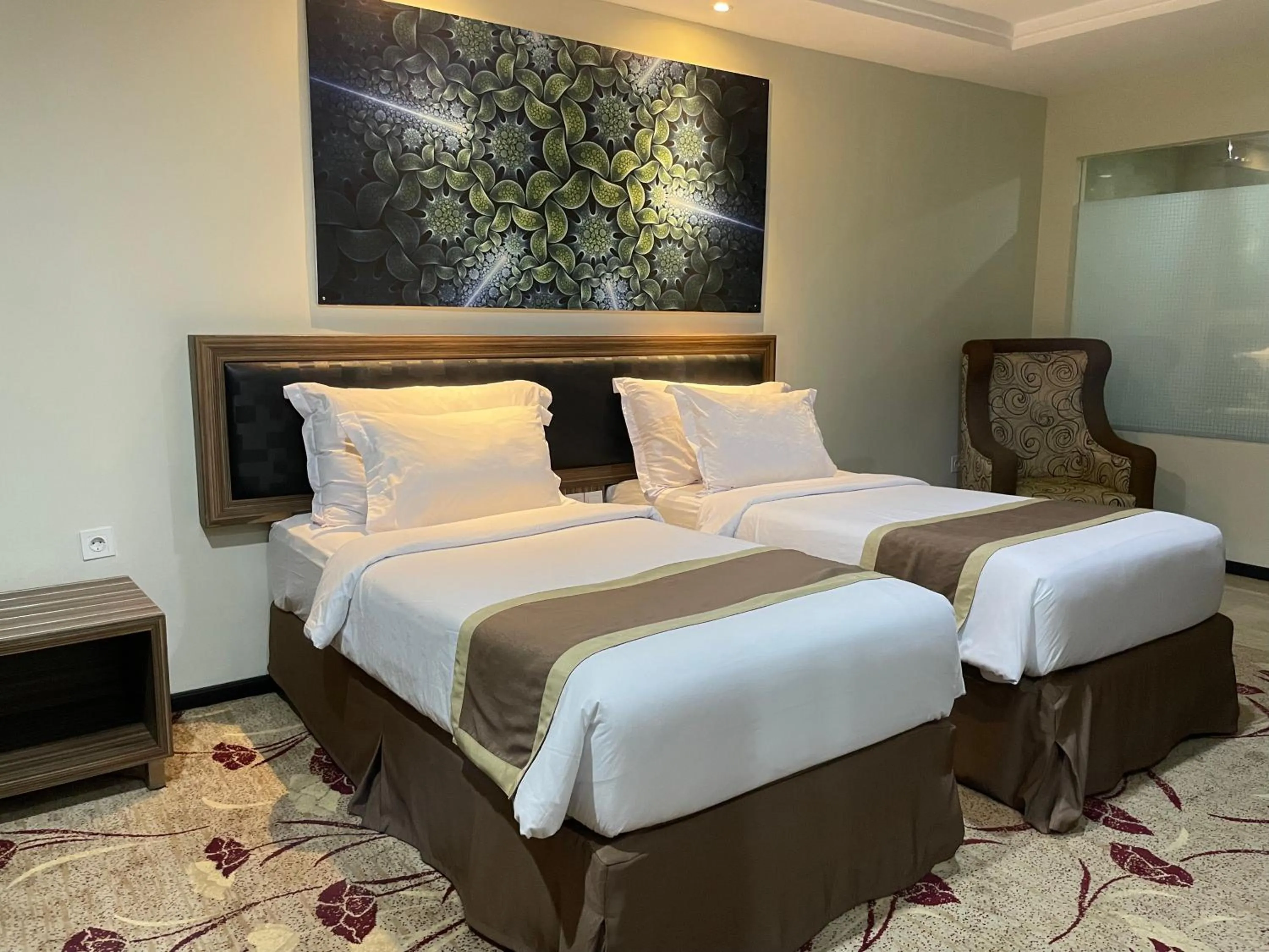 Bedroom, Bed in Travellers Hotel Phinisi