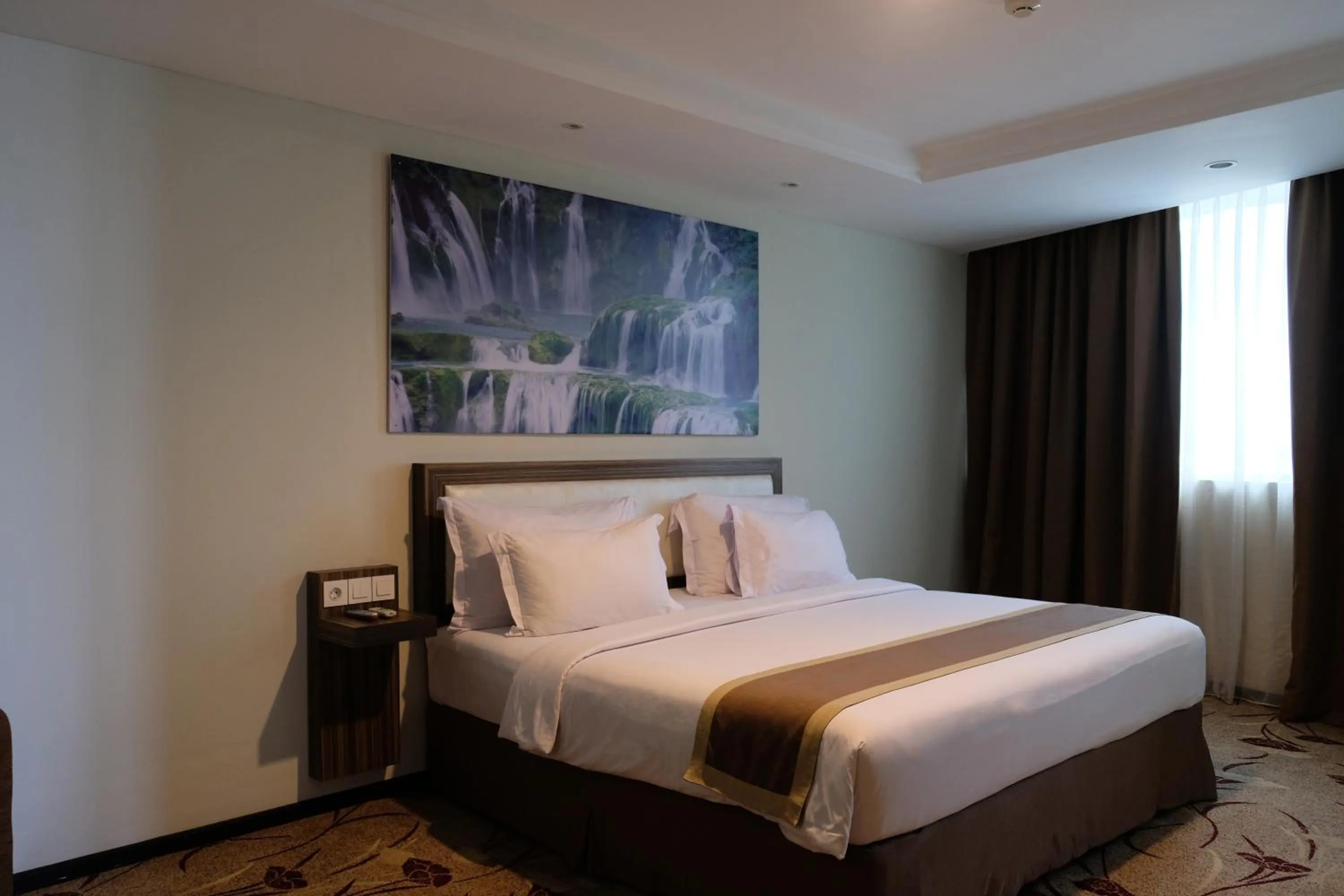 Bedroom, Bed in Travellers Hotel Phinisi