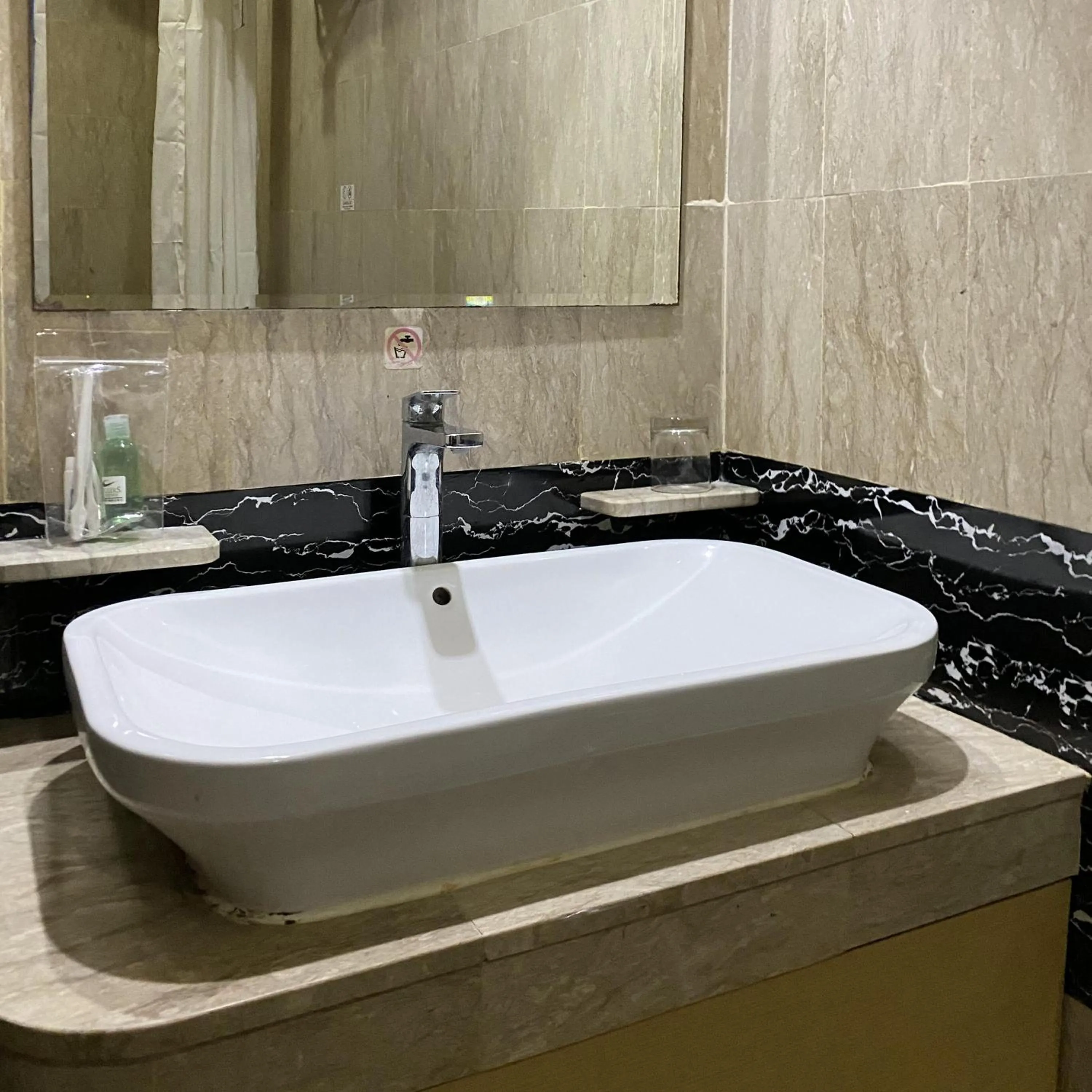 Travellers Hotel Phinisi