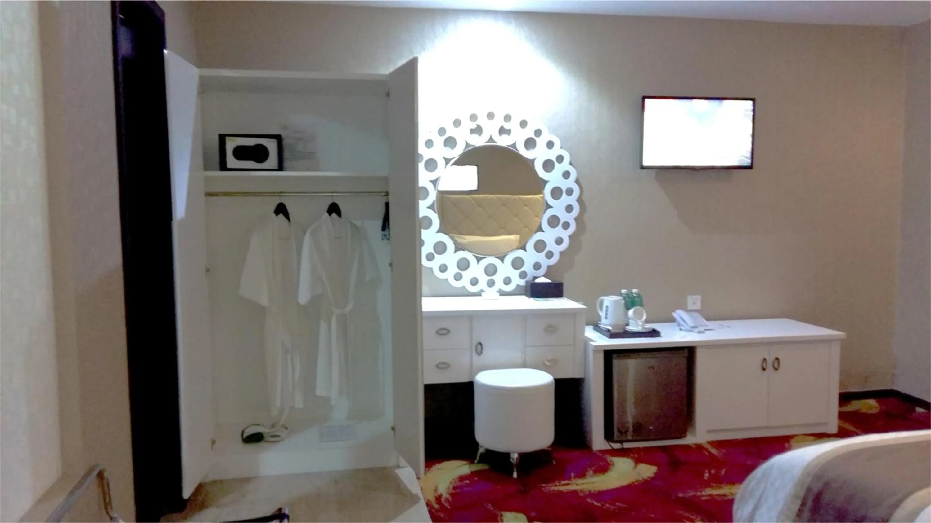 Bedroom, Bed in Travellers Hotel Phinisi