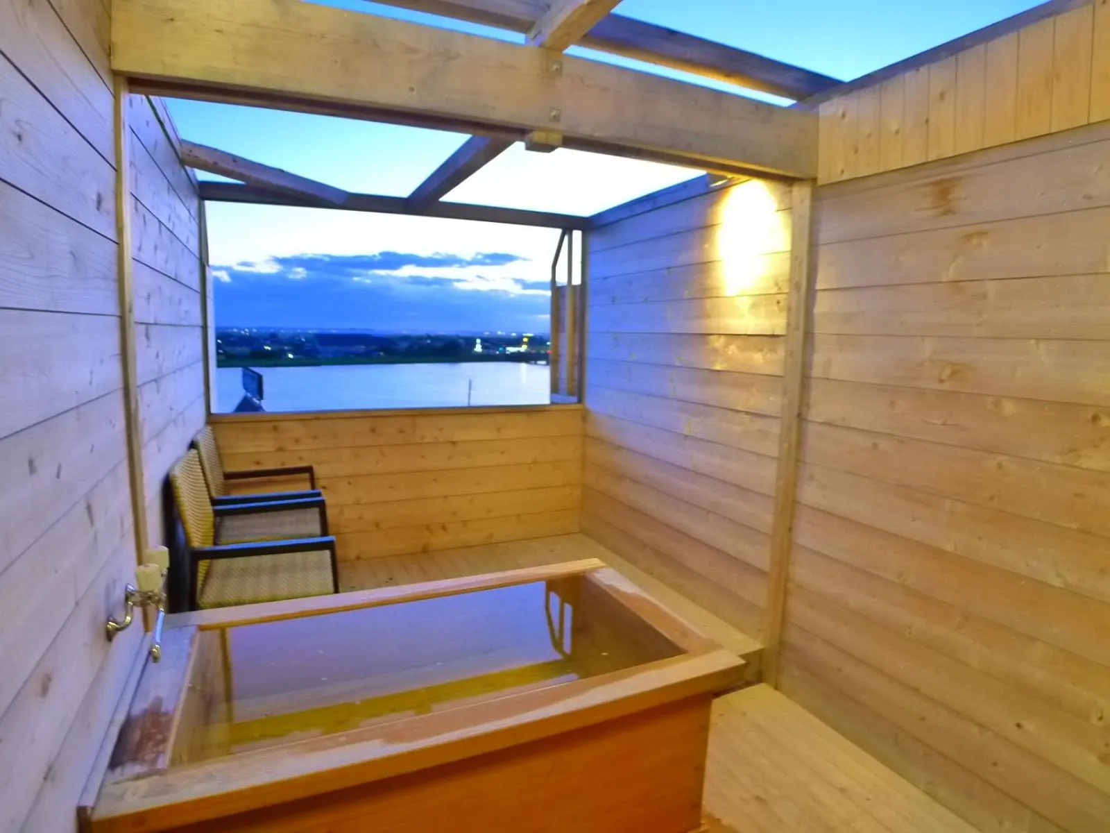 Hot Tub in Hotel Shin Makomo