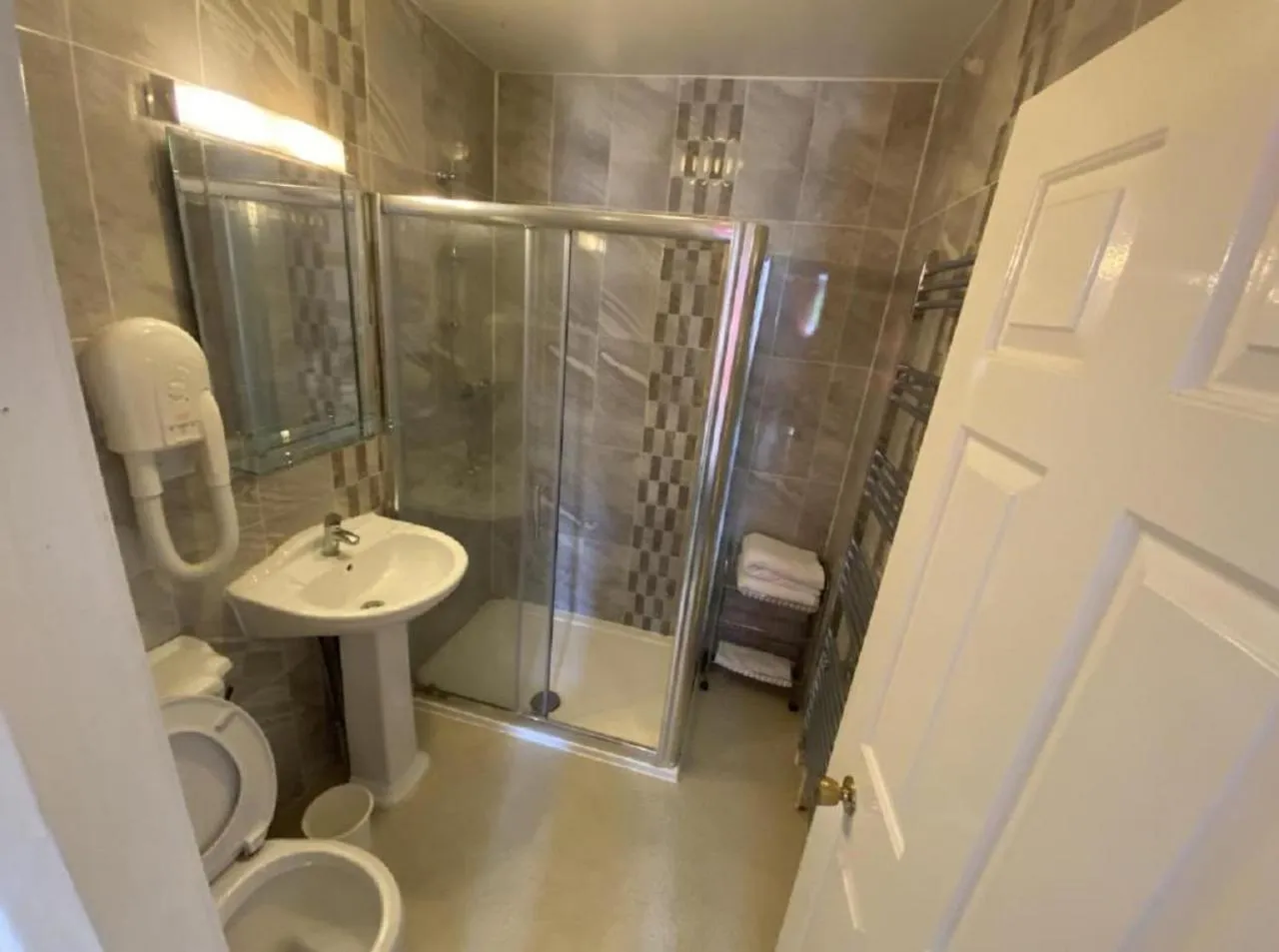 Shower in Pickwicks Guest House