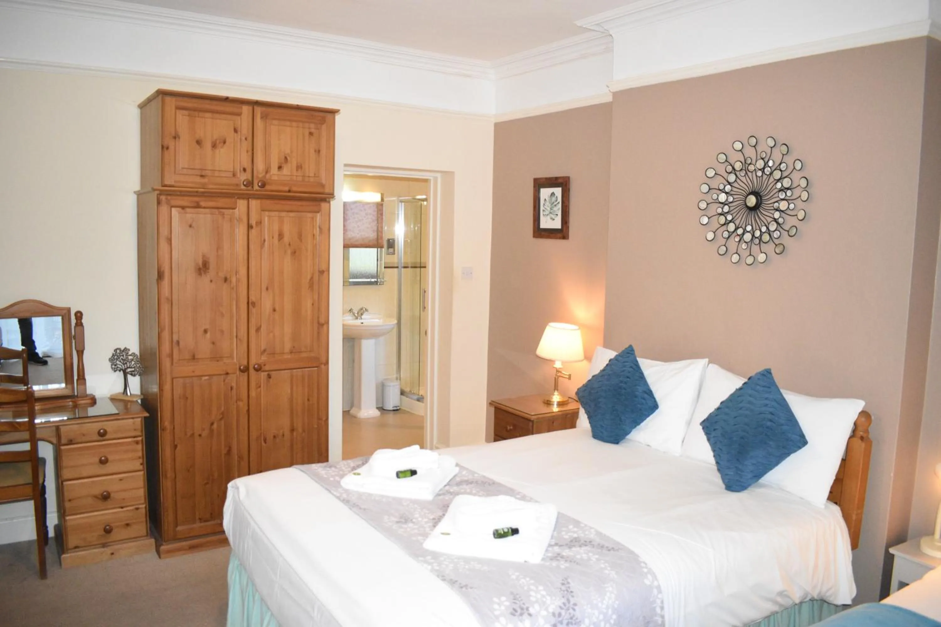 Bedroom, Bed in Pickwicks Guest House