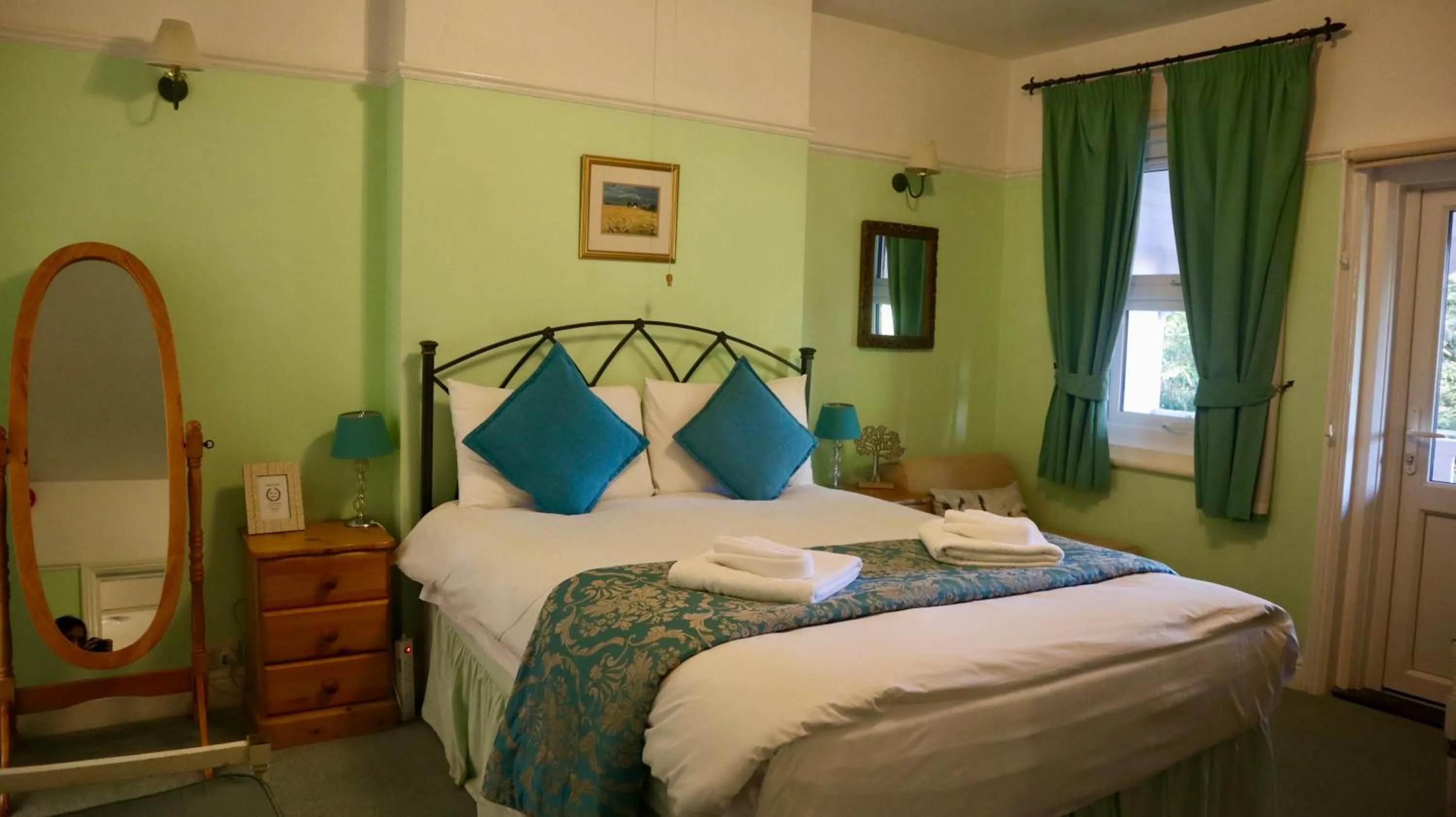Photo of the whole room, Bed in Pickwicks Guest House