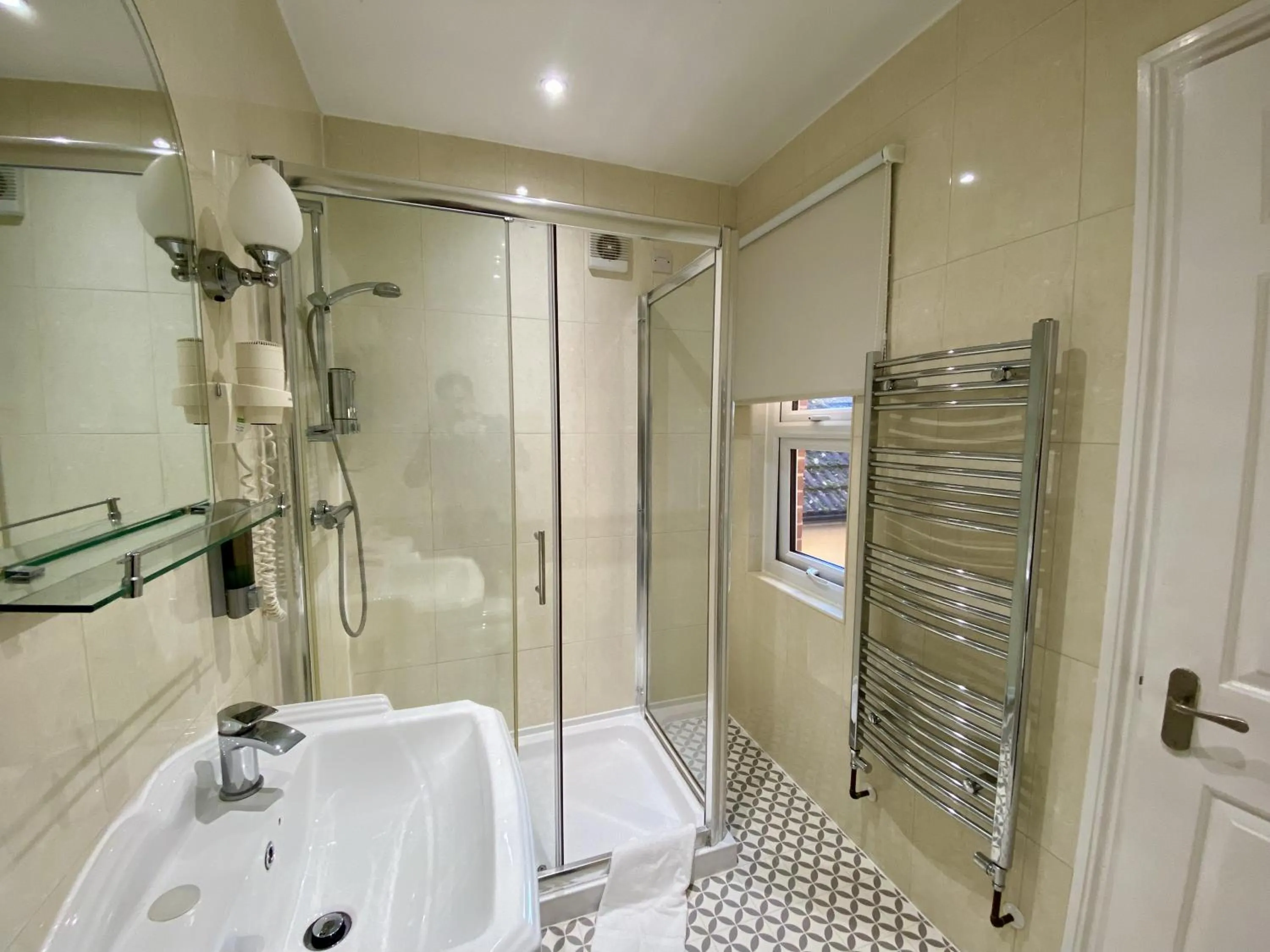 Toilet in Pickwicks Guest House