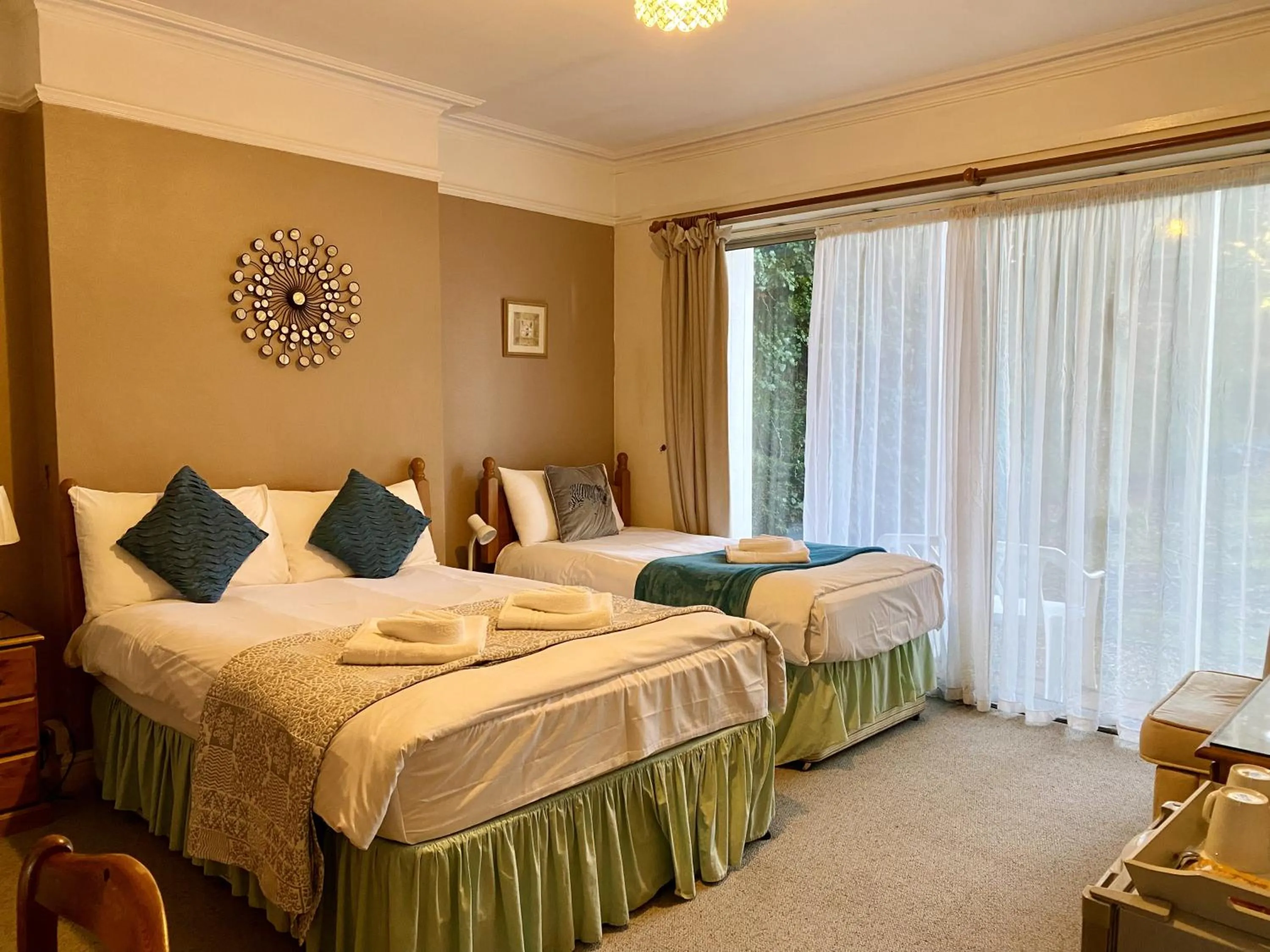 Garden, Bed in Pickwicks Guest House